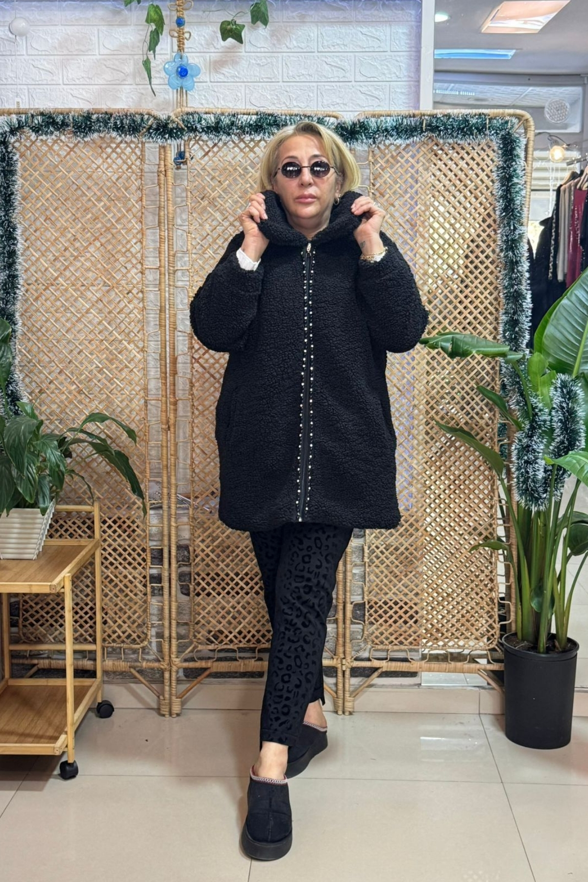 Fermuar Taş Detaylı Kaban Siyah