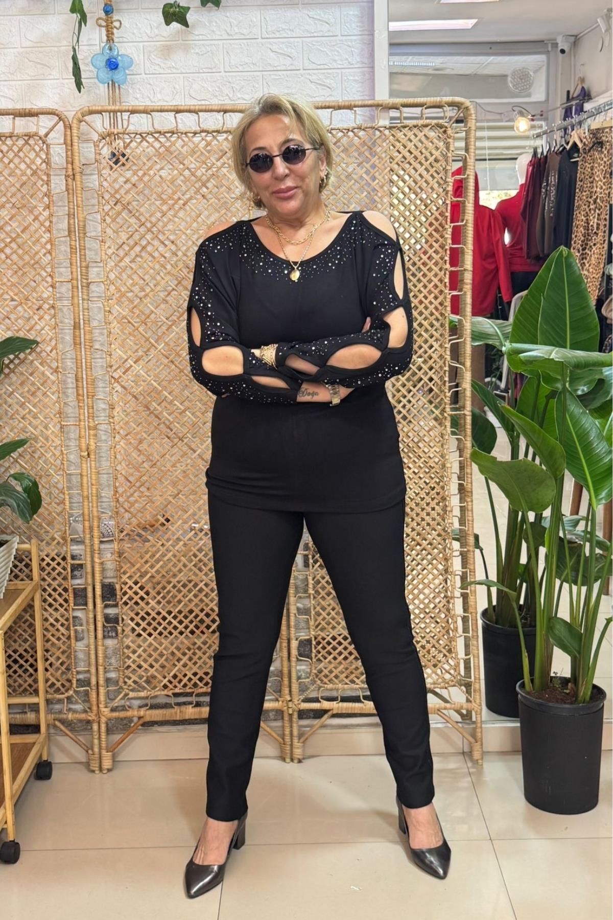 Omuz Pencere ve Taş Detaylı Bluz Siyah