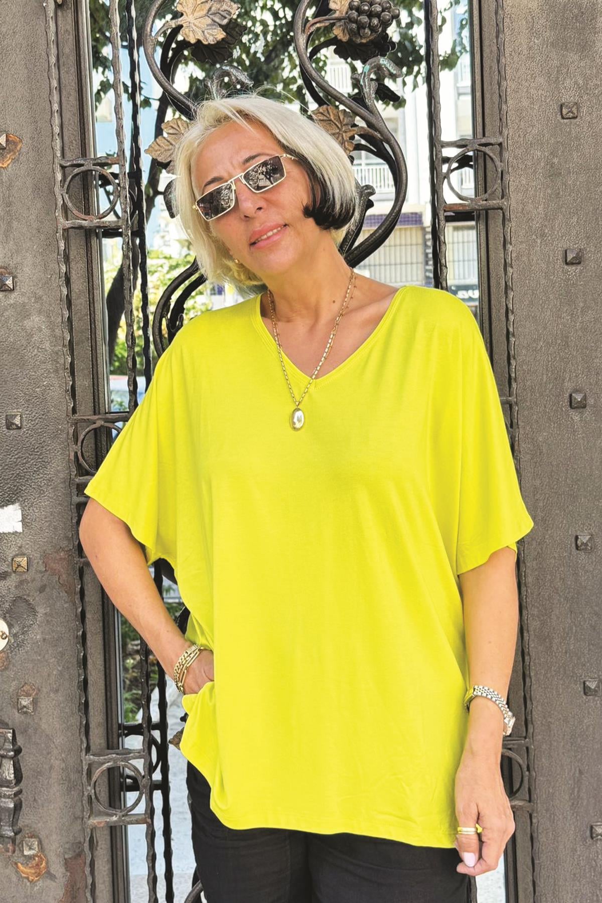 V Yaka Basic Bluz Beyaz Sarı