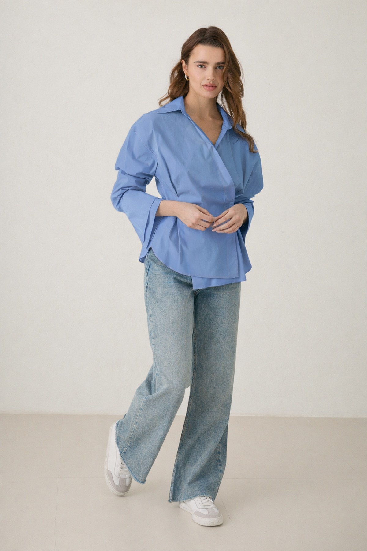Mavi %100 Pamuklu Belden Detaylı Asimetrik Kapamalı Uzun Kollu Geniş Kesim Gömlek · 2
