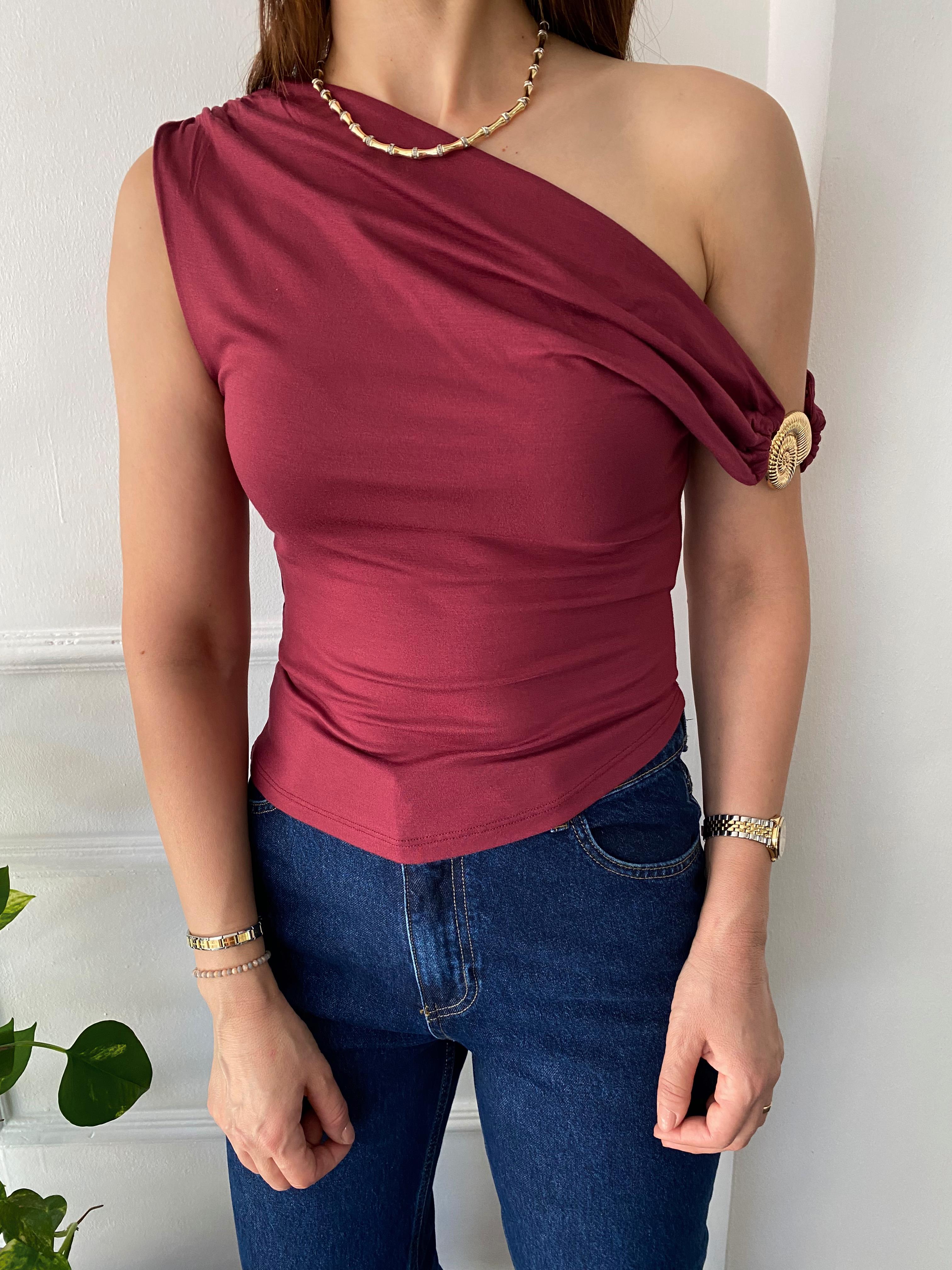 Asimetrik Kesim Aksesuar Detaylı Bluz Bordo