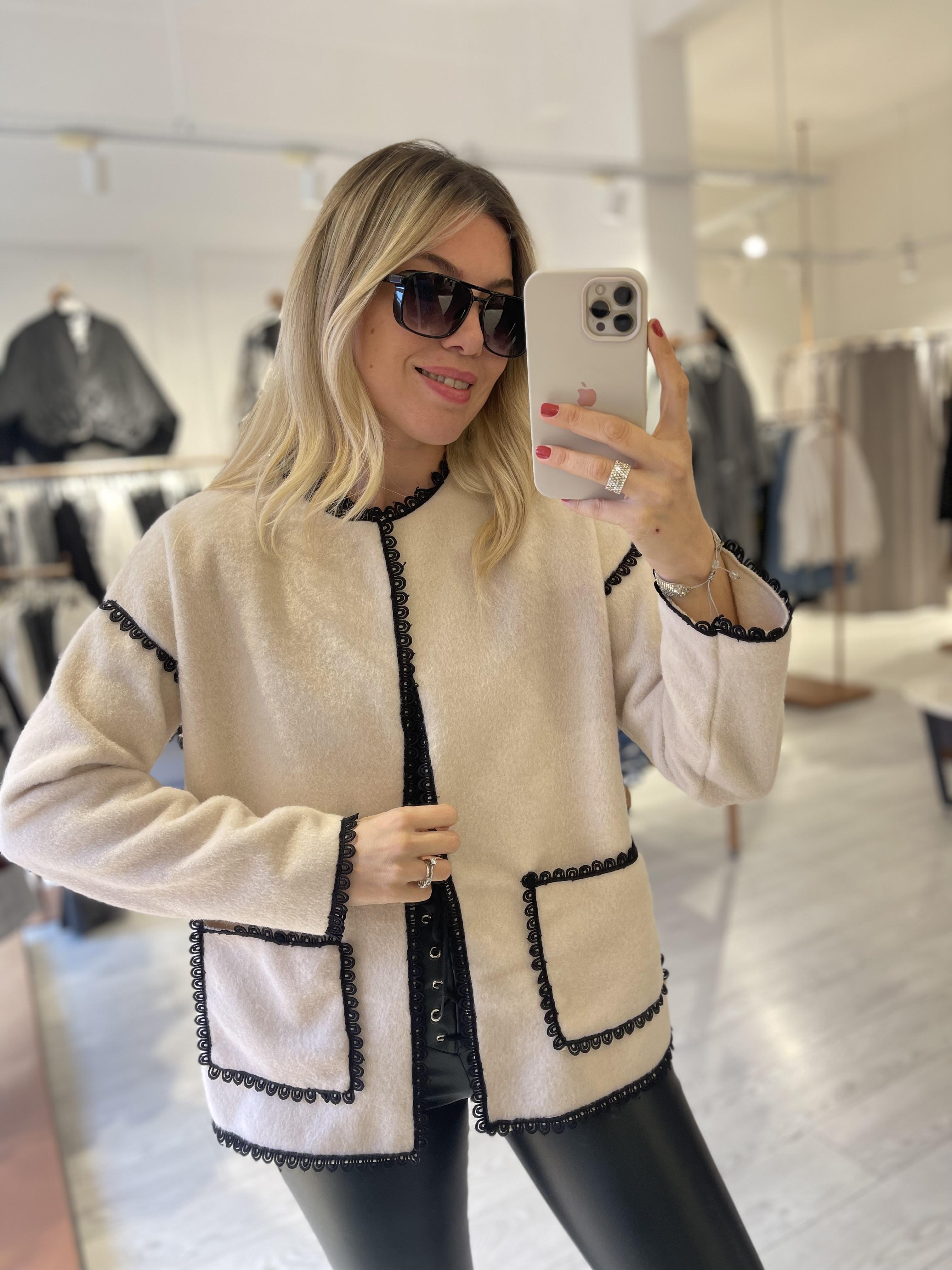 Fisto Detaylı Bej Ceket