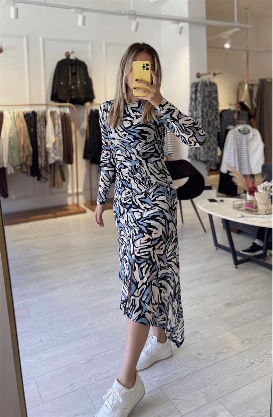 Mavi Desenli Yırtmaçlı Kadın Elbise