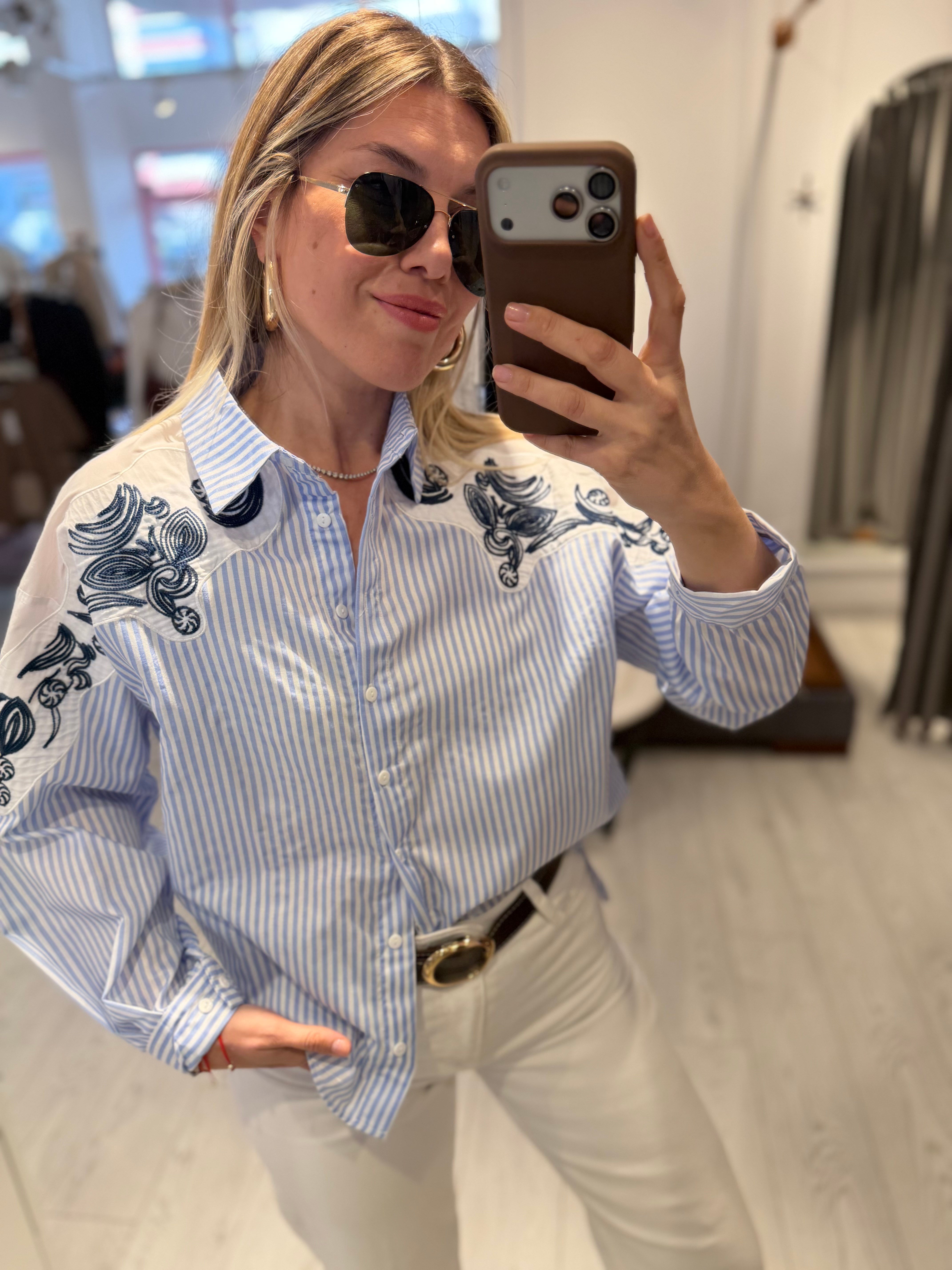 Mavi Nakış Detaylı Şık Günlük Gömlek