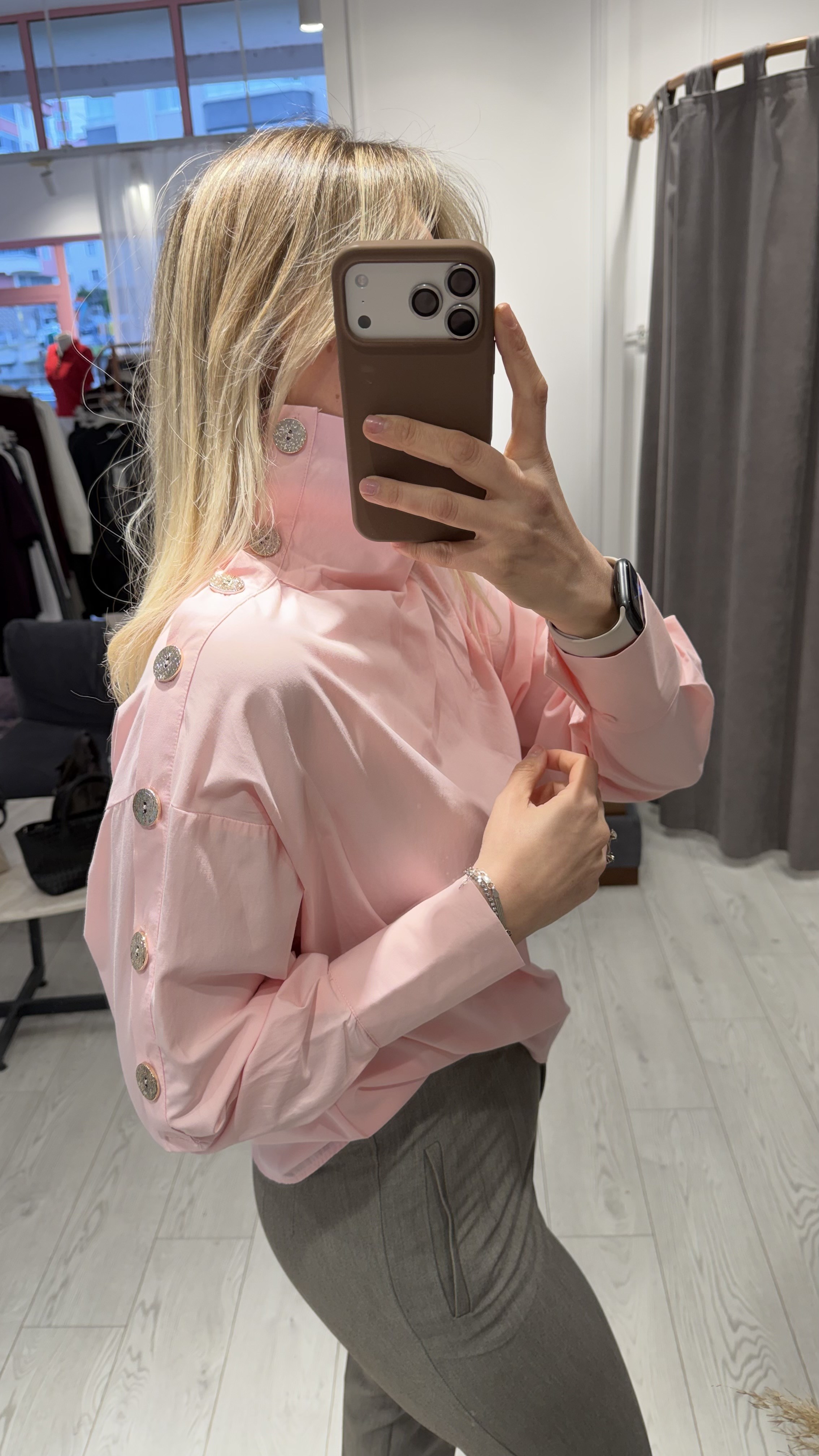 Pembe Düğme Detaylı Asimetrik Yaka Bluz