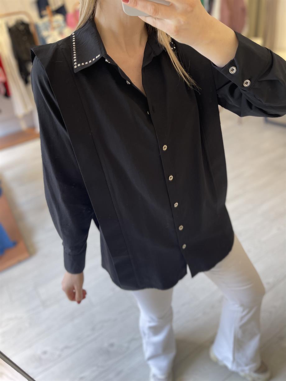 Siyah Yaka Zımbalı Gömlek