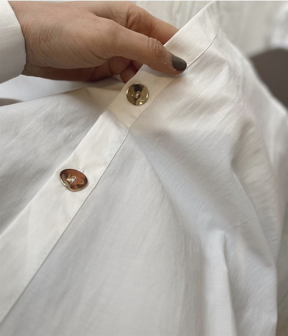 Beyaz Gold Düğme Detaylı Gömlek