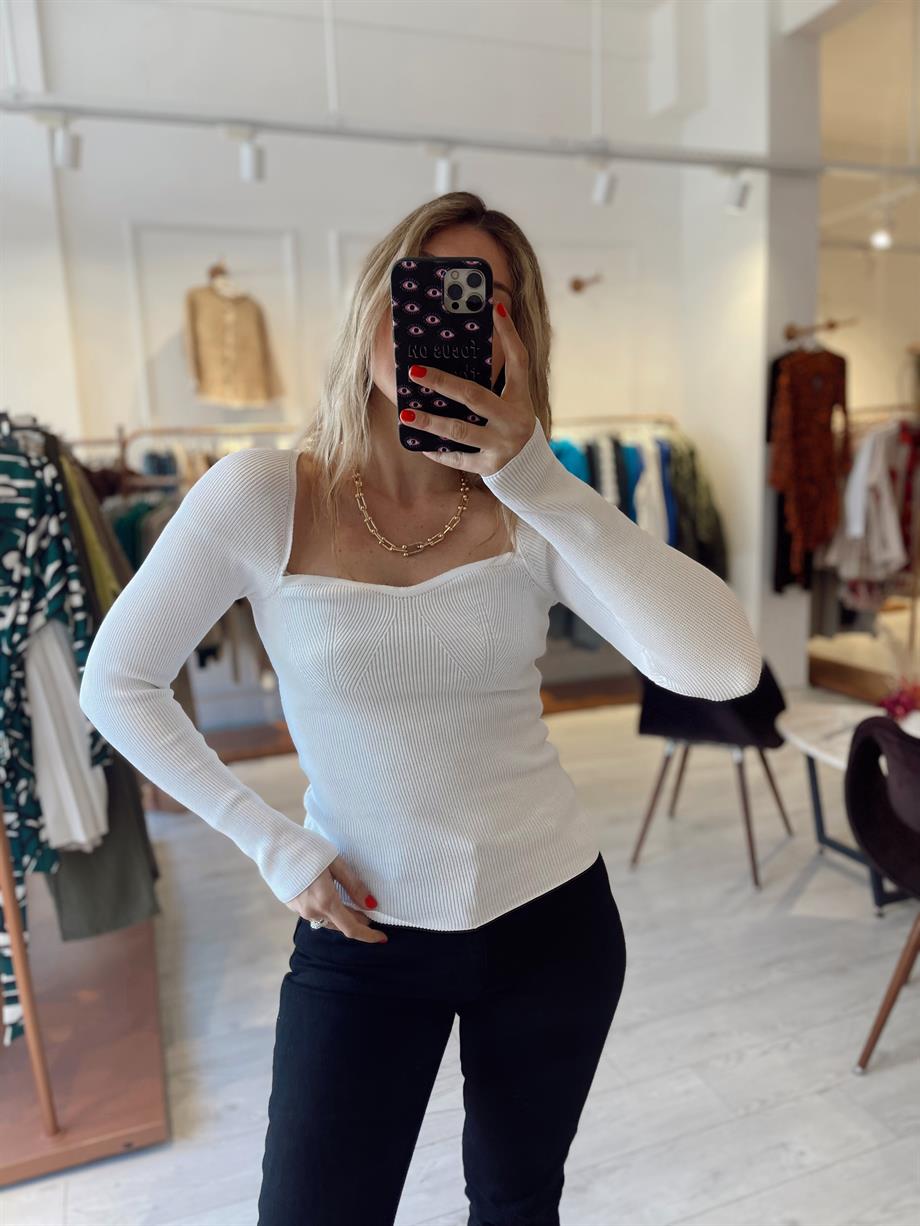 Beyaz Kalp Yaka Triko Bluz