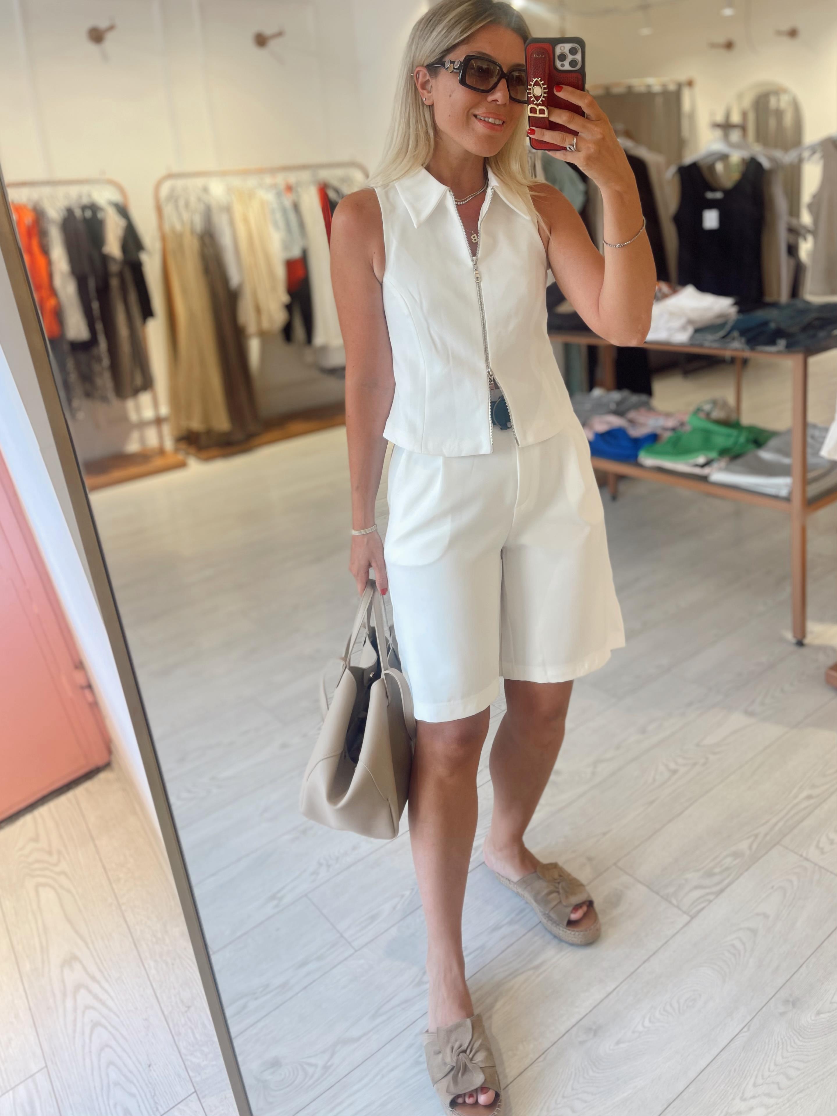 Beyaz Kemerli Şehir Boy Şort