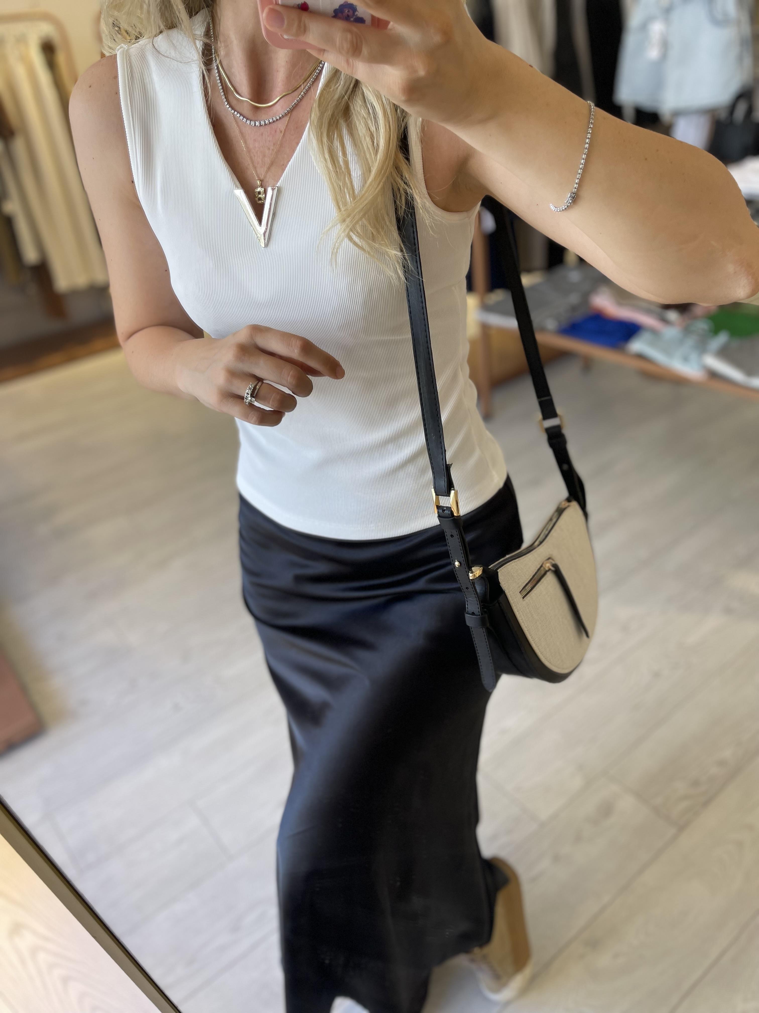 Beyaz Kolsuz V Detaylı Likralı Bluz · 3