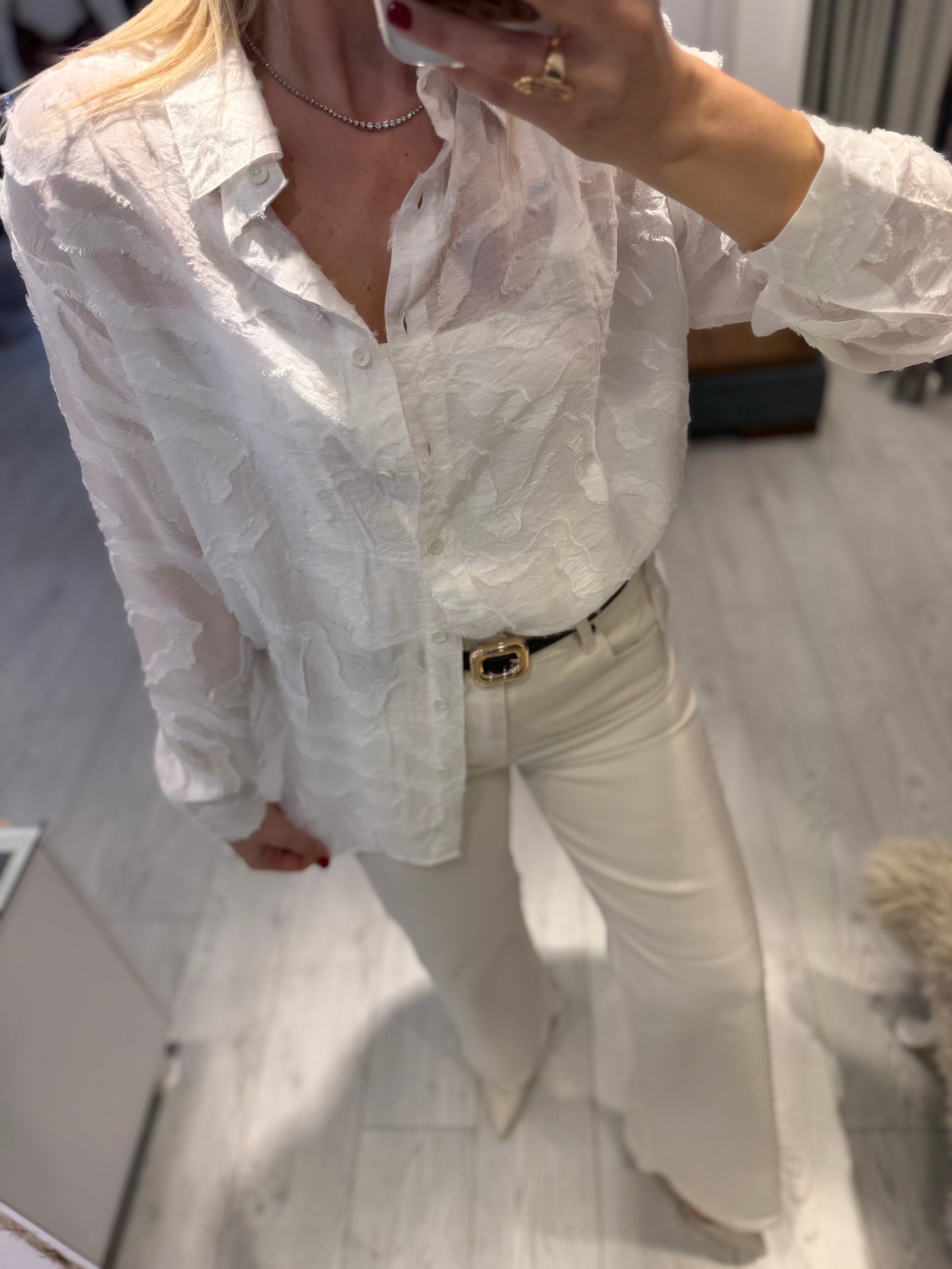 Beyaz Minimal Şık Jakarlı Gömlek