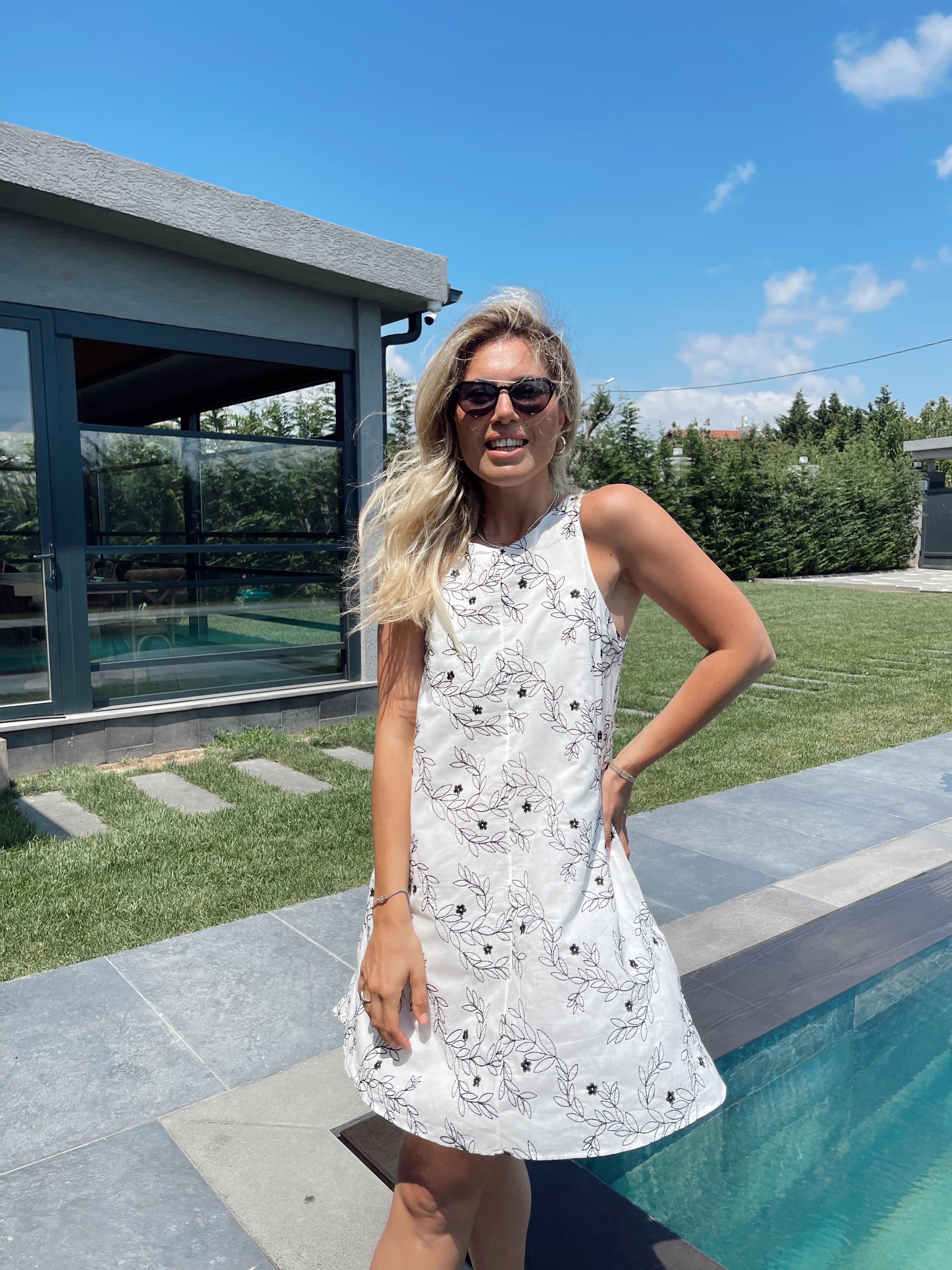 Beyaz Siyah Çiçek Nakışlı Elbise