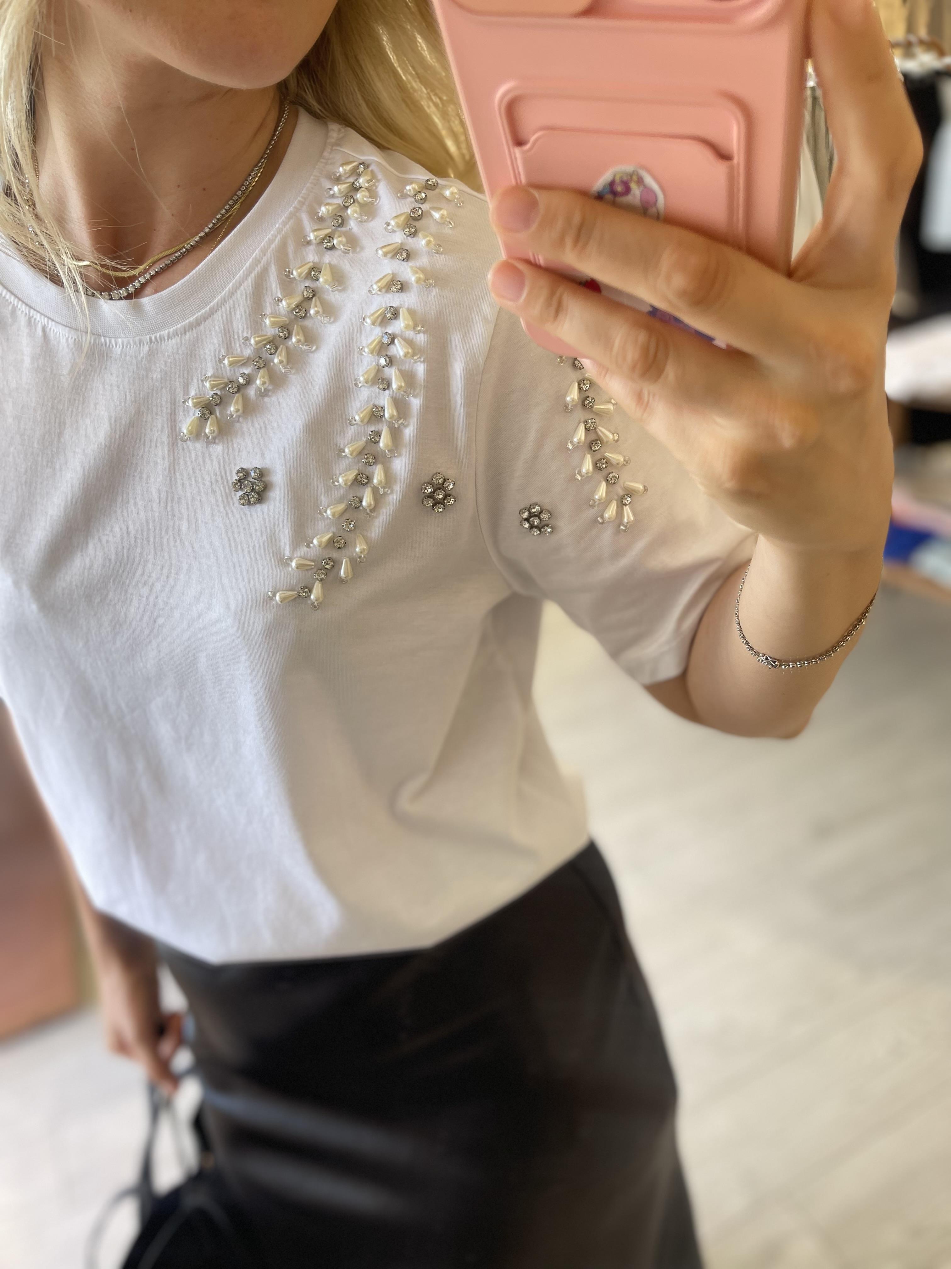 Beyaz Tek Omuz Boncuk İşlemeli Tshirt · 2