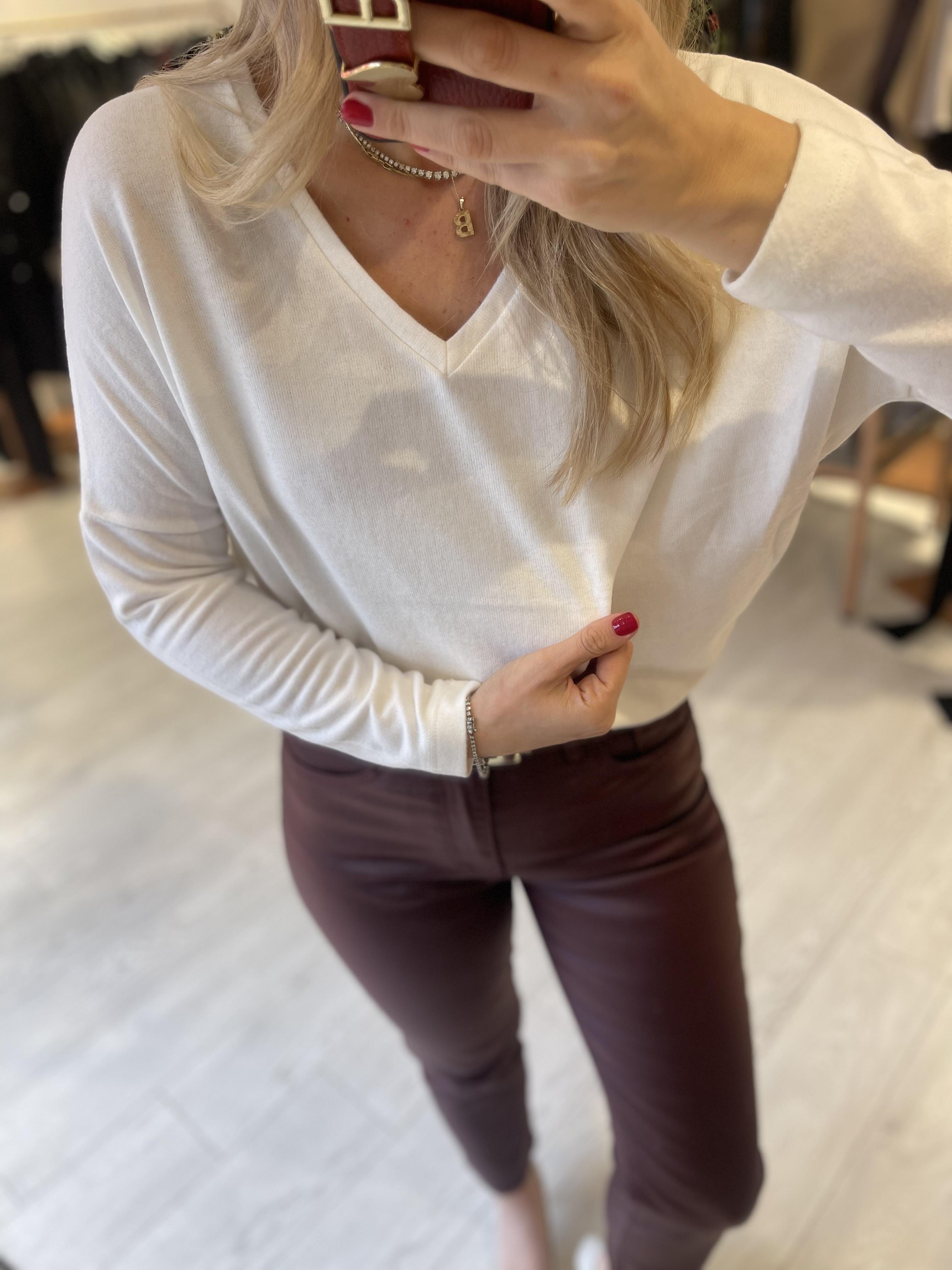 Beyaz V Yaka Yumoş Triko