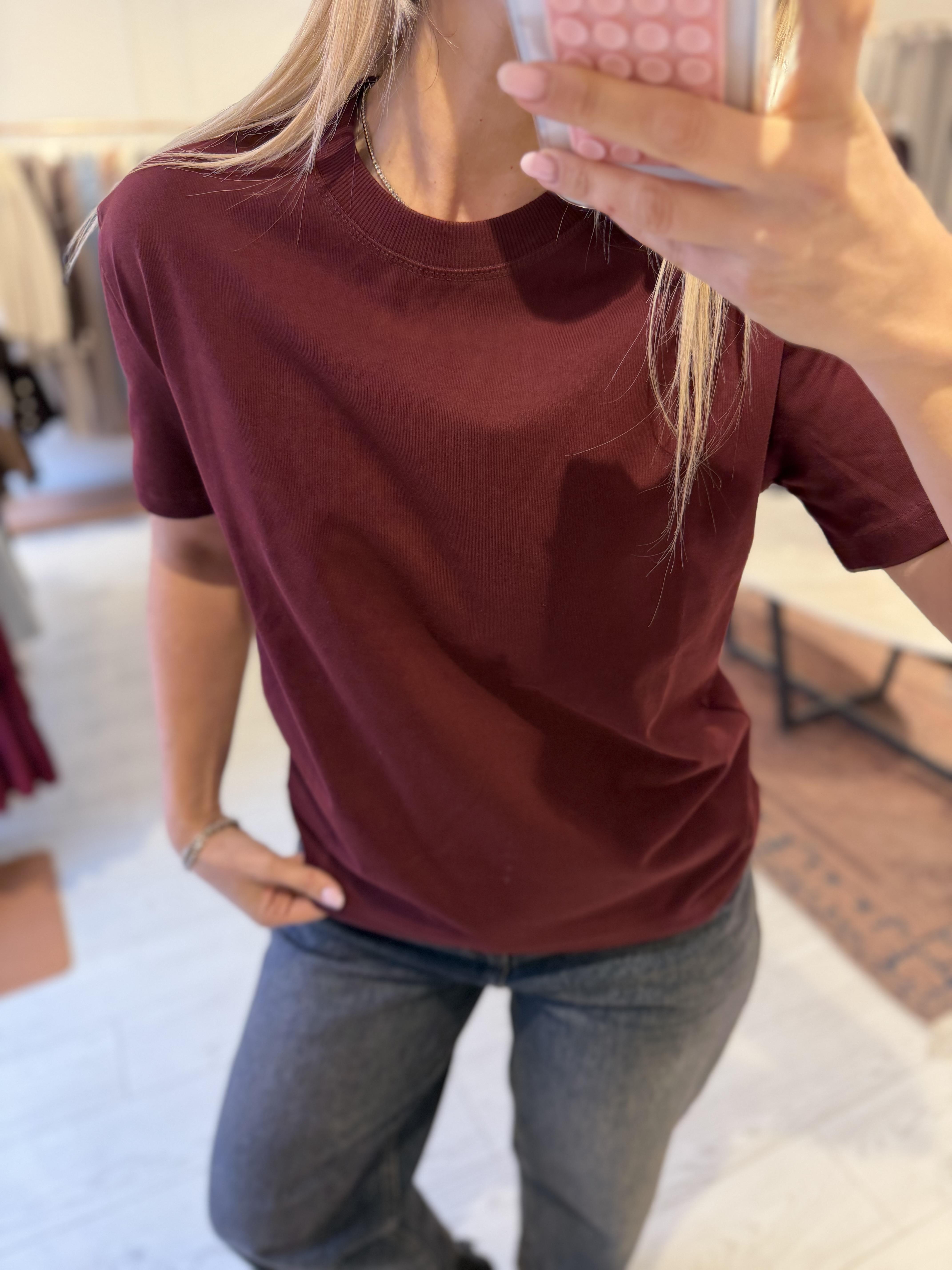 Bordo Dekoratif Dikişli Bisiklet Yaka Tişört – Yarım Kollu, Pamuk Kumaş, Düz Desen, Normal Kalıp