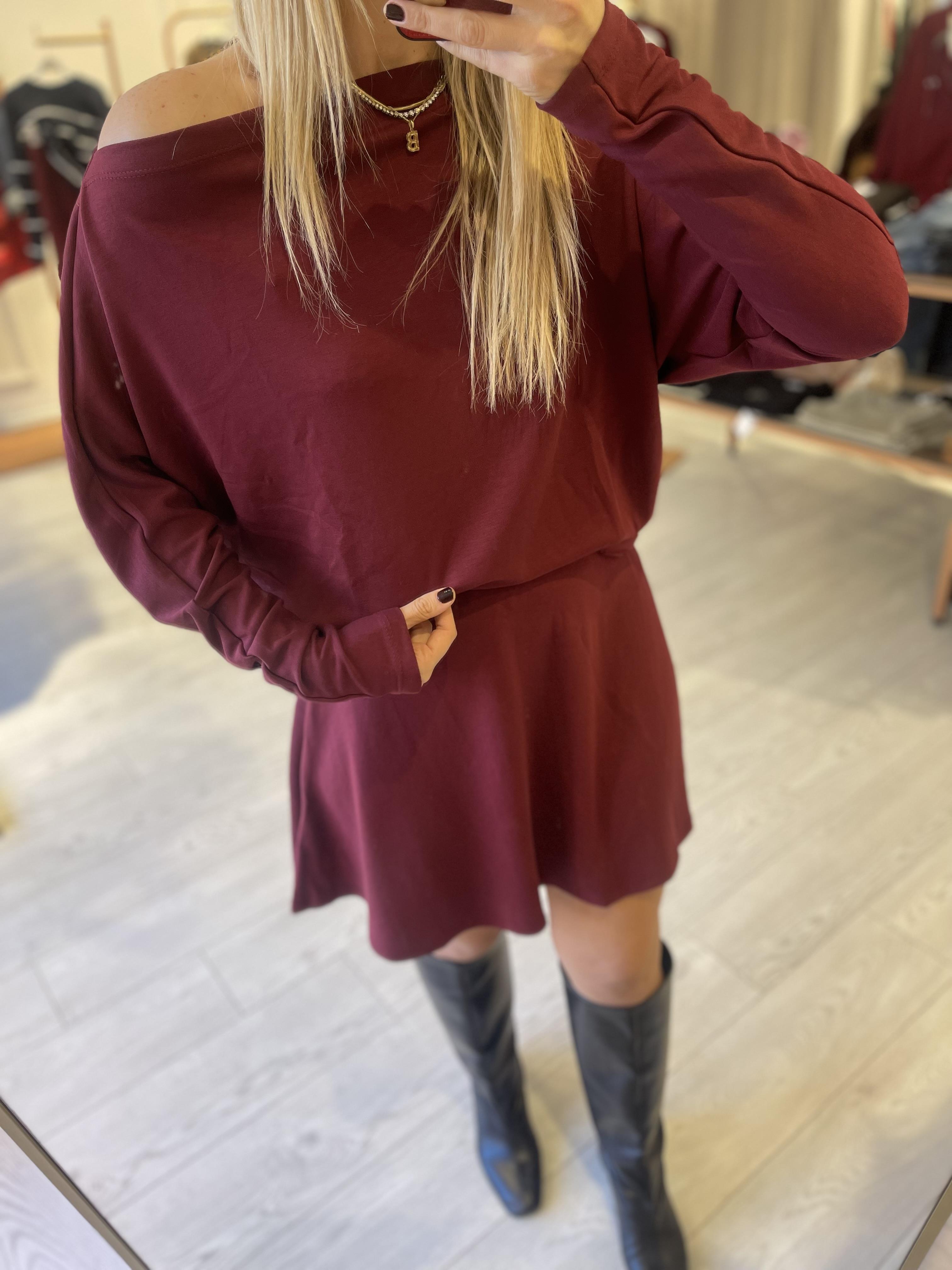Bordo Düşük Omuzlu Bluz ve Çan Bel Lastikli  Mini Etekli  Takım · 3