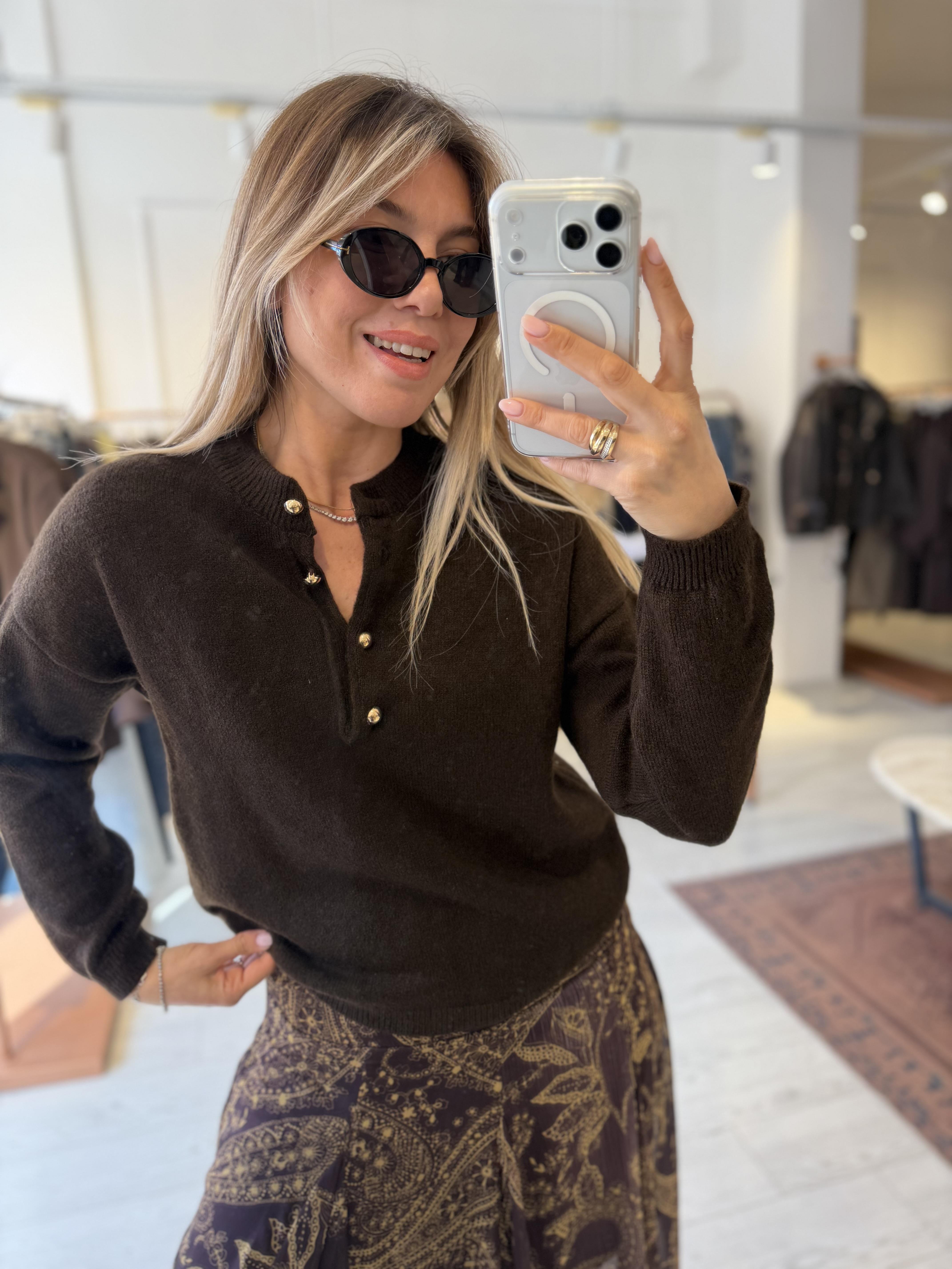 Bukitta Kadın Acı Kahve Gold Mini Düğmeli Triko Kazak – Bisiklet Yaka, Uzun Kollu, Düz Desen, Tam Kalıp Rahat Günlük Kazak