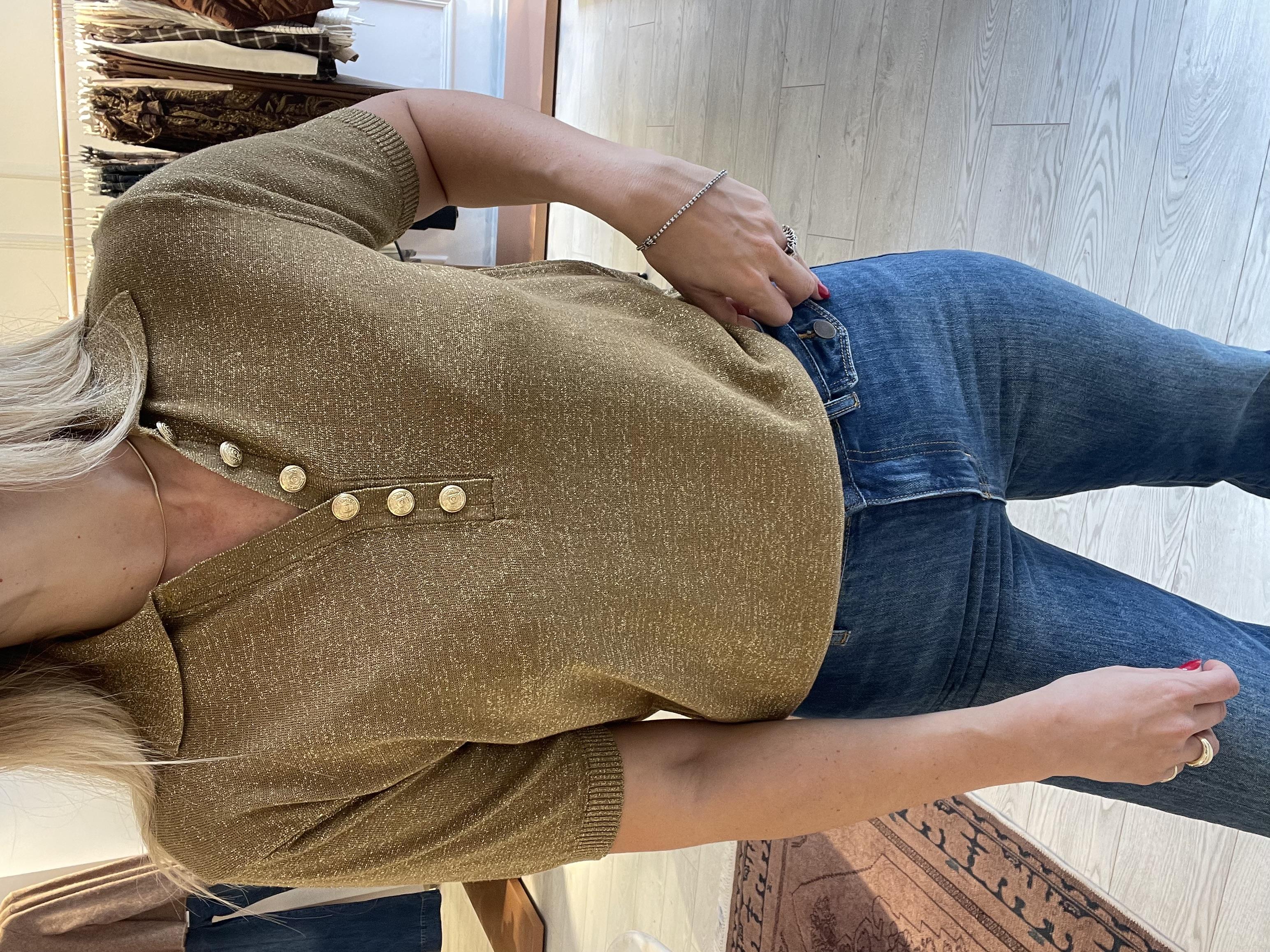 Bukitta Kadın Gold Düğmeli Simli Polo Yaka Yarım Kollu Triko Bluz – Şık, Zarif ve Rahat Tasarım