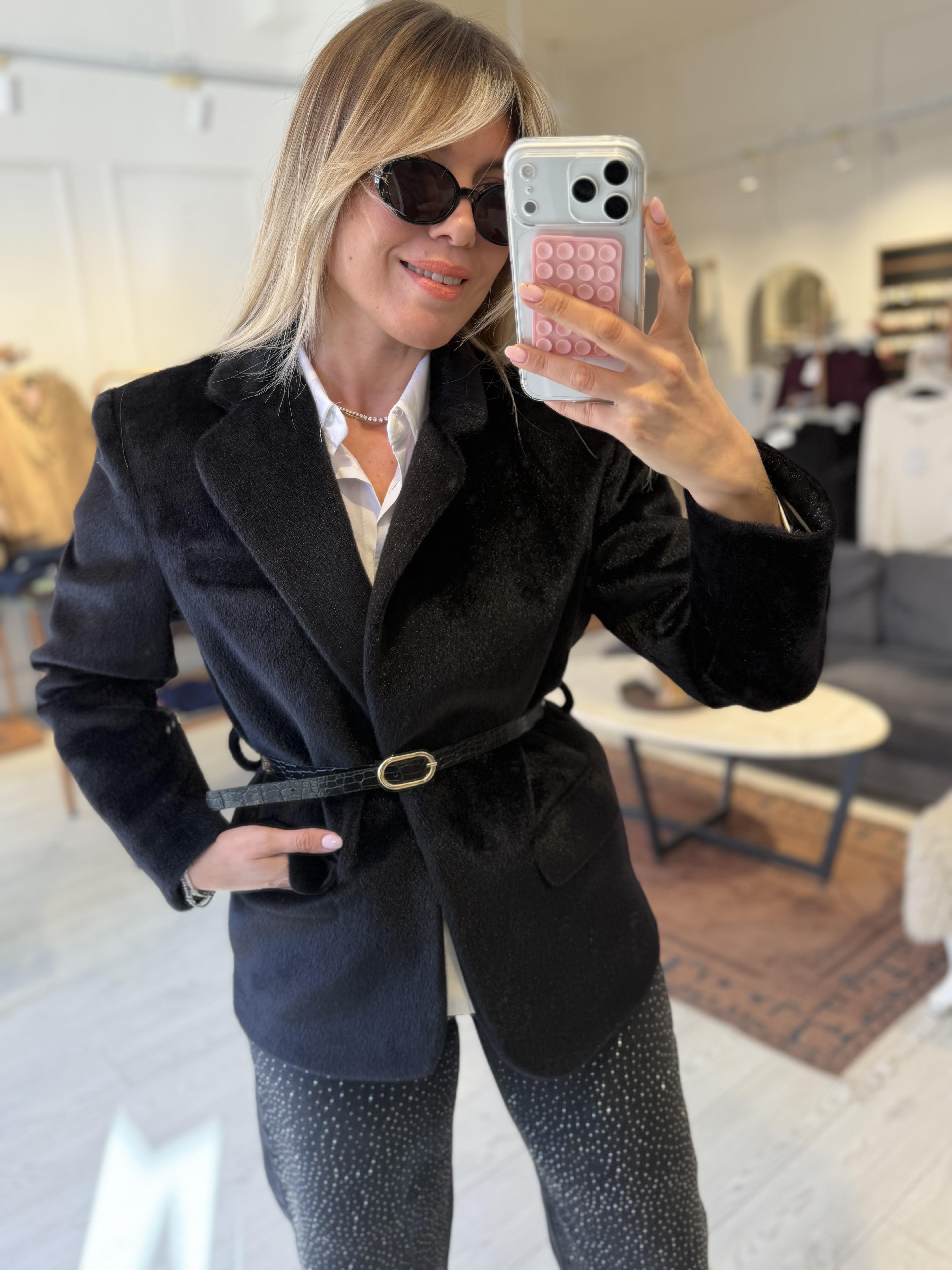 Bukitta Siyah Peluşlu Kemerli Teddy Ceket – Gömlek Yaka, Uzun Kol, Düz Desen, Tam Kalıp, Yumuşak ve Sıcak Doku