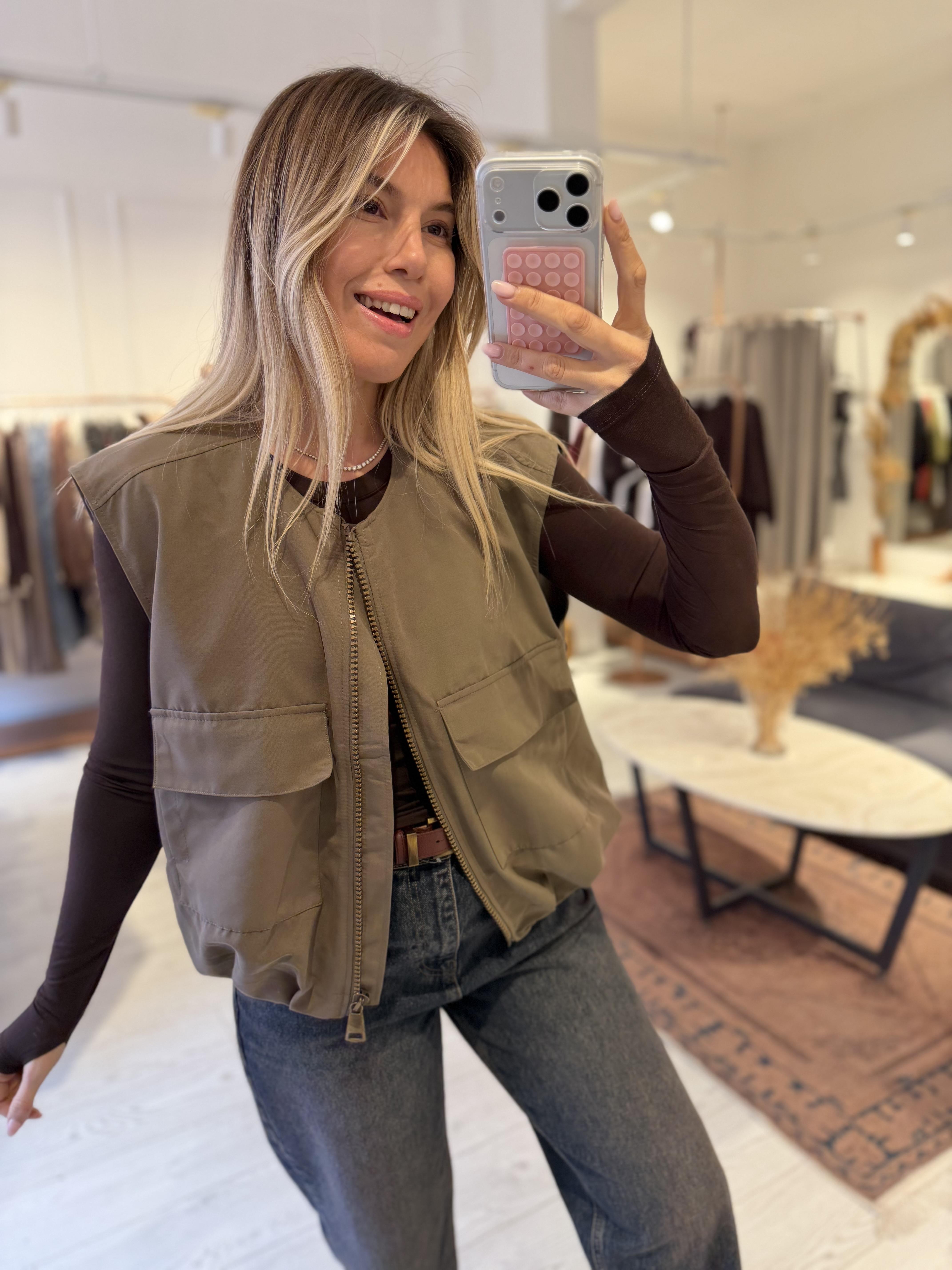 Bukitta Vizon Altı Lastikli Kadın Yelek – Sıfır Kol, Pamuk Kumaş, Bisiklet Yaka, Fermuarlı, Düz Desenli, Tam Kalıp Rahat Günlük Şık Yelek