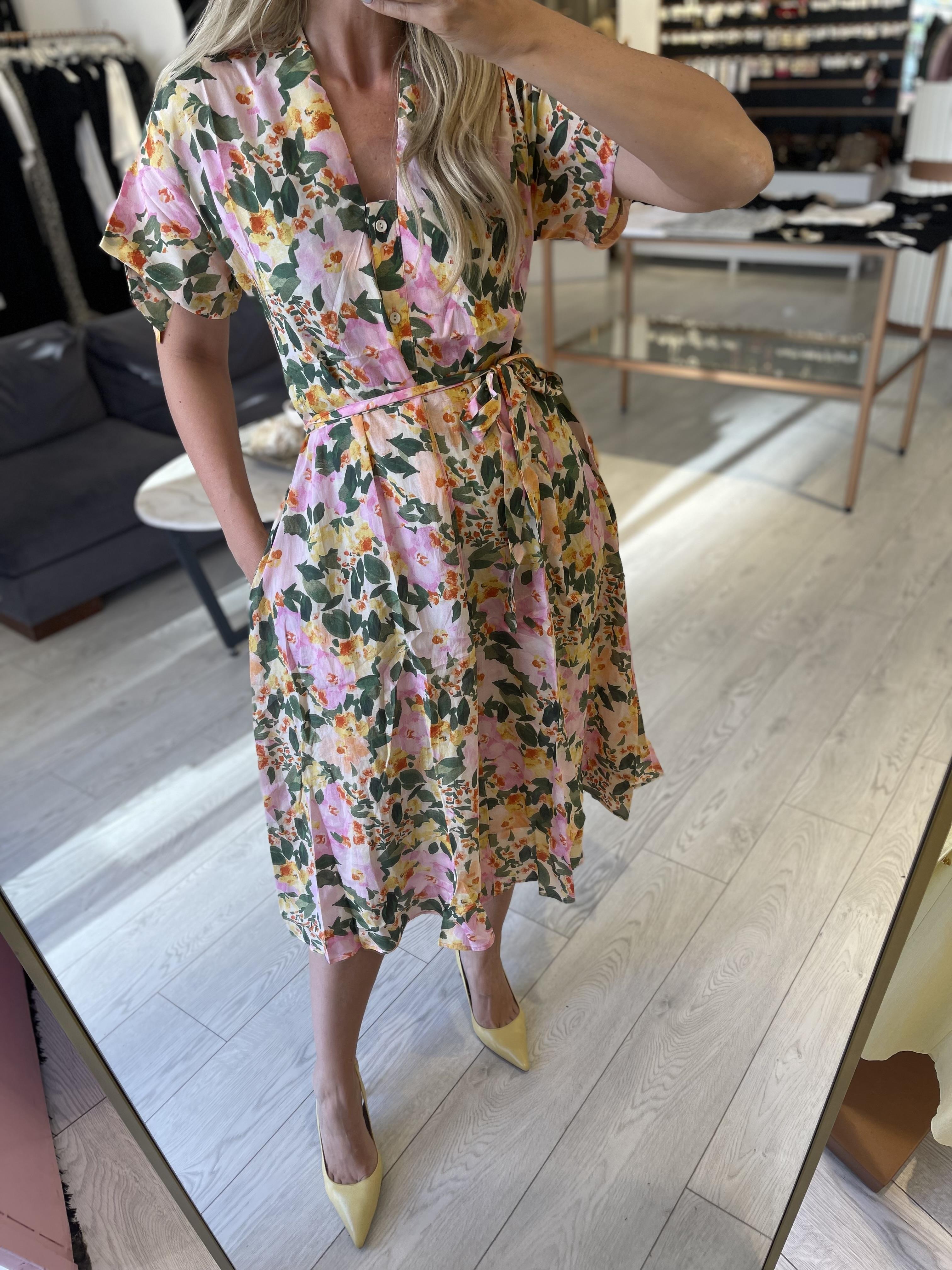 Çiçek Desenli Kuşaklı Vual Elbise