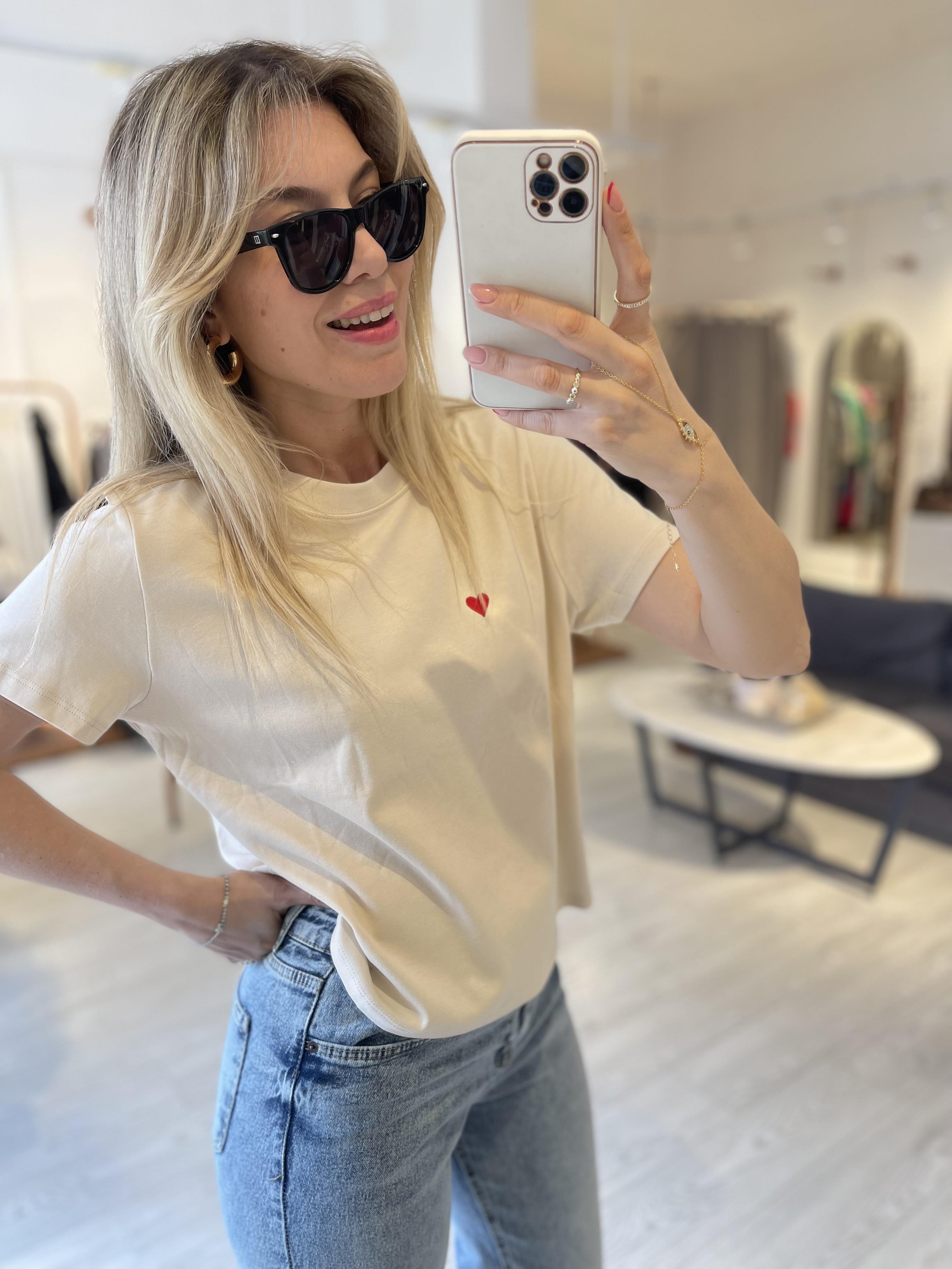 Dilvin Bej Kalp Nakışlı Tshirt 