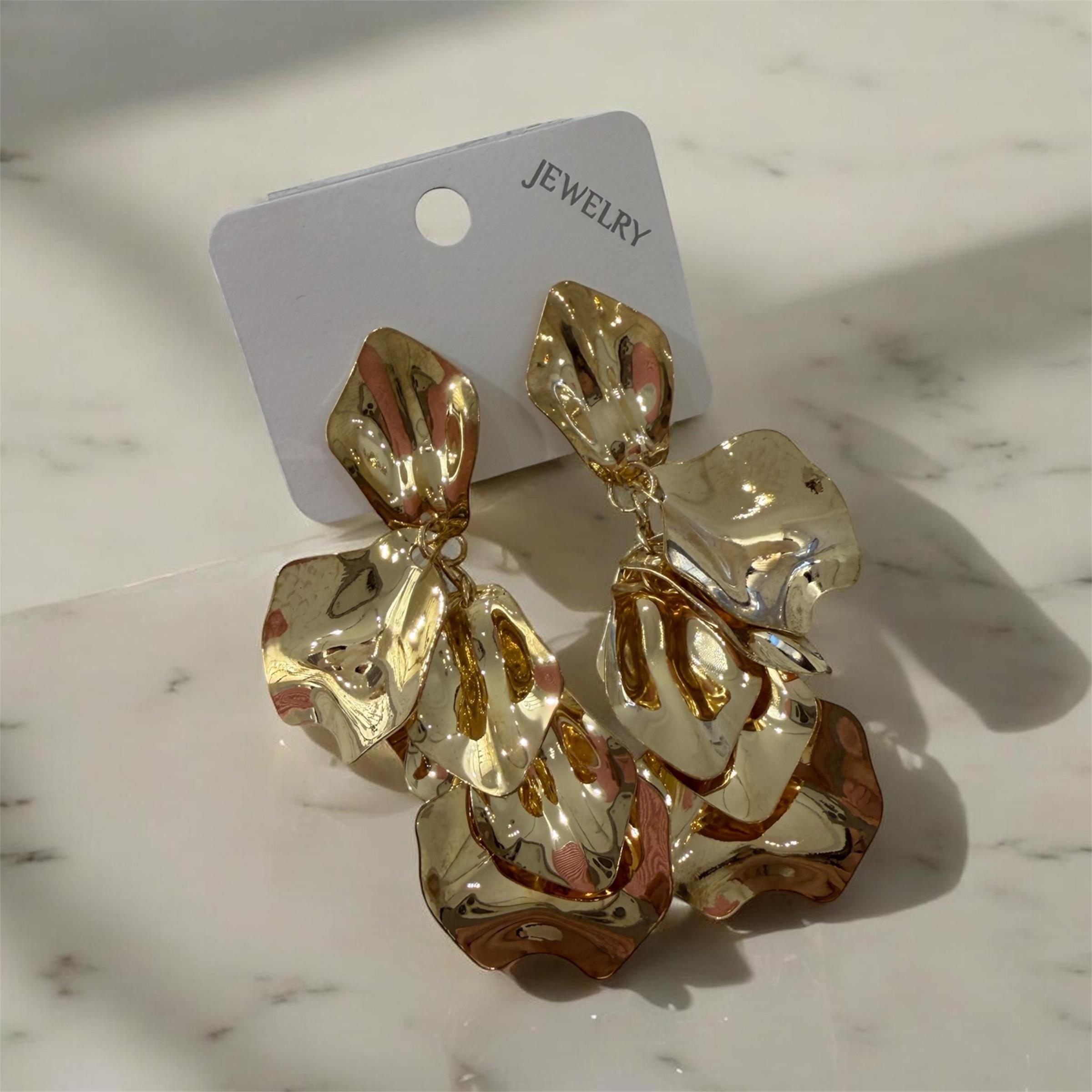 Gold Kıvrımlı Metal Sallantılı Küpe