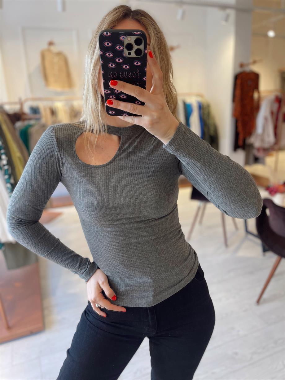 Gri Omuz Detaylı Fitilli Bluz