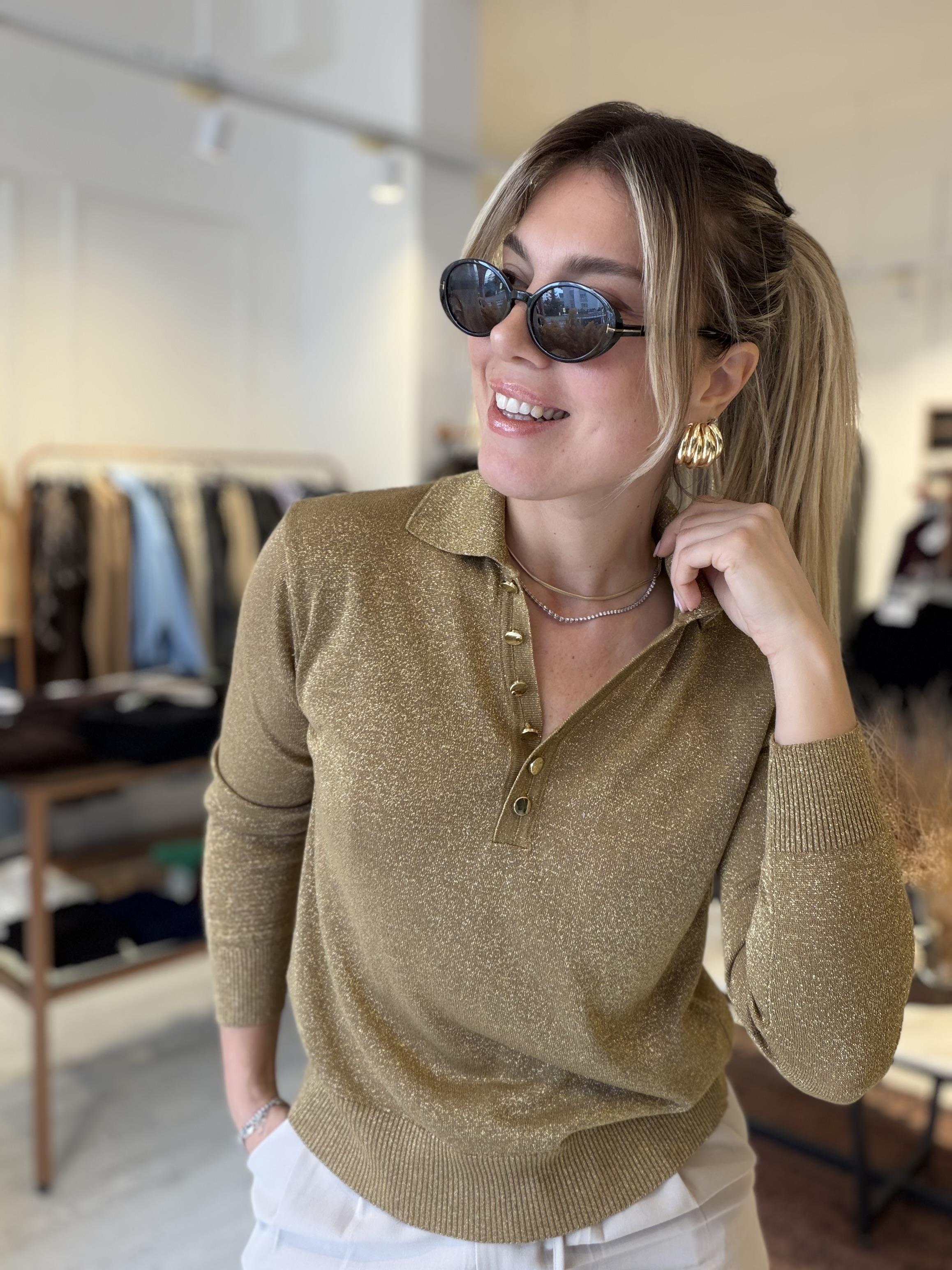 Kadın Gold Düğmeli Simli Triko Bluz – Uzun Kollu, Gömlek Yaka, Tam Kalıp, Şık ve Işıltılı Triko Üst