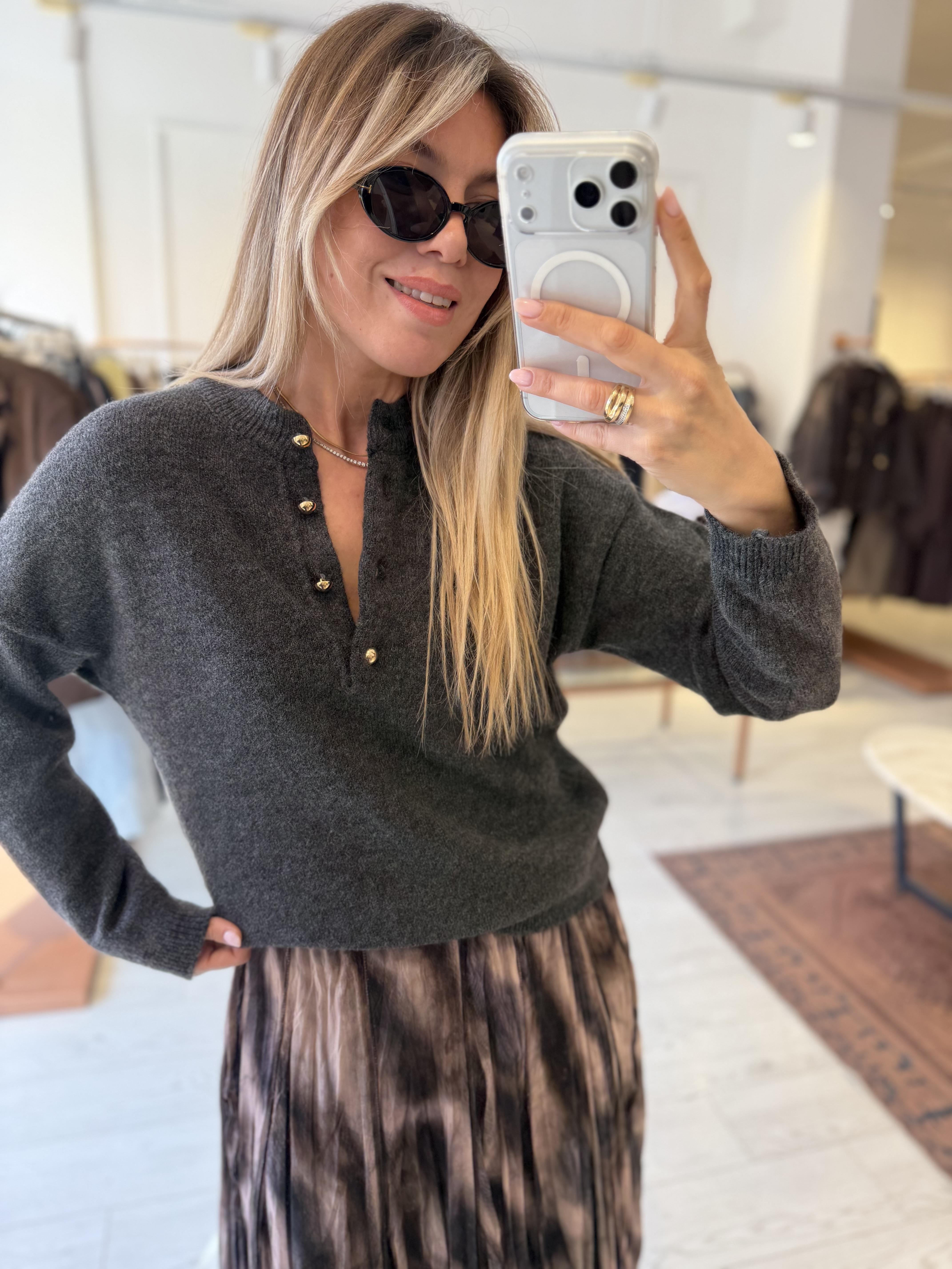 Kadın Koyu Antrasit Gold Mini Düğmeli Triko Kazak – Uzun Kollu, Düz Desen, Bisiklet Yaka, Tam Kalıp Rahat ve Şık Günlük Triko