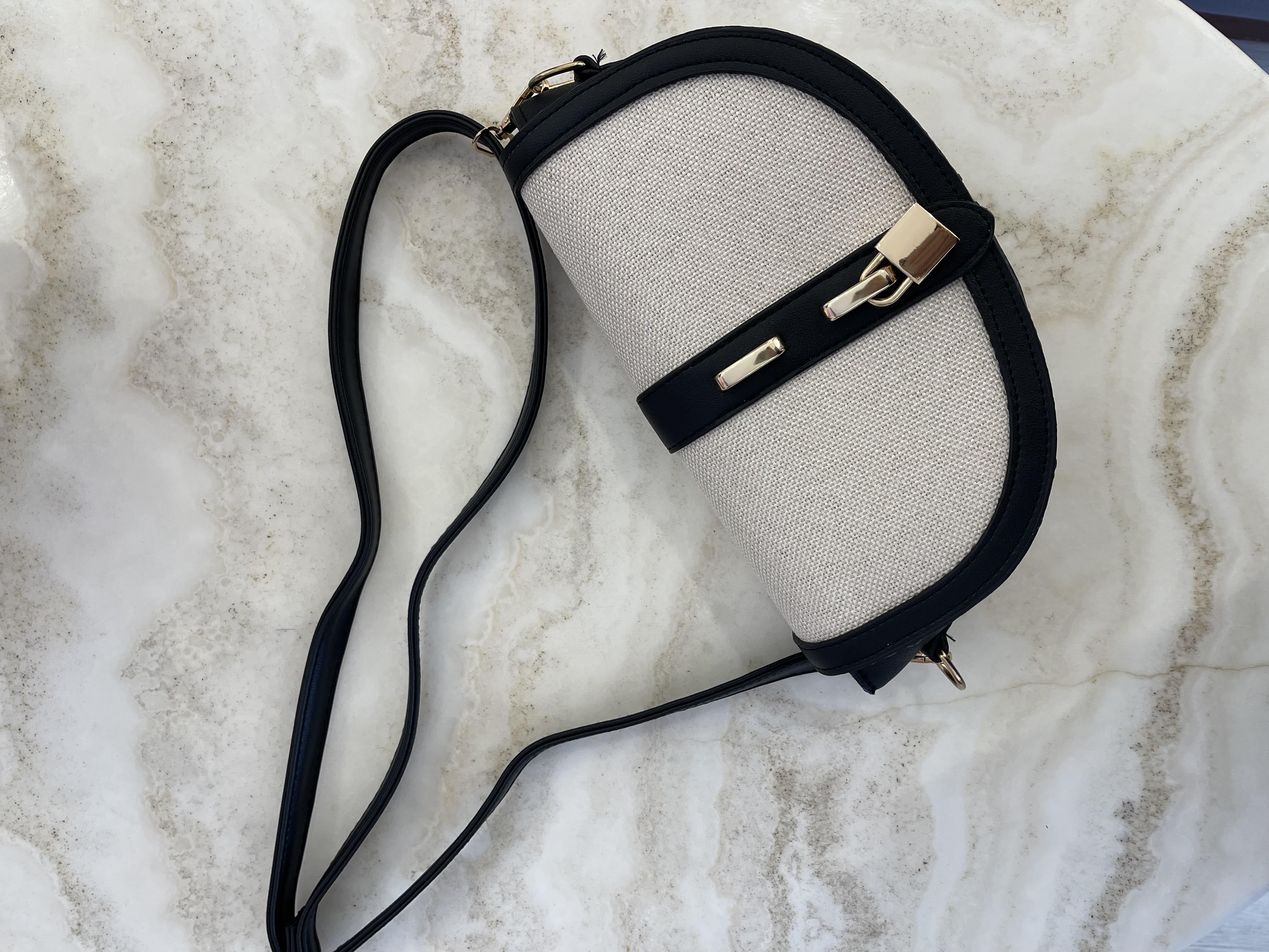 Kanvas Çapraz Askılı Kapaklı Siyah Çanta