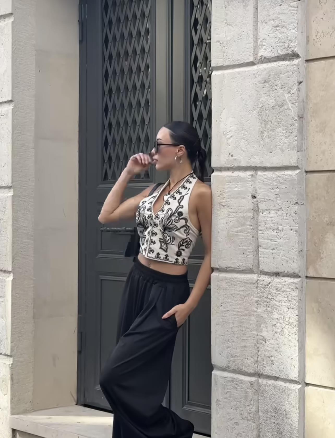 Keten Nakış İşlemeli Tasarım Sırtı Açık Bluz · 3
