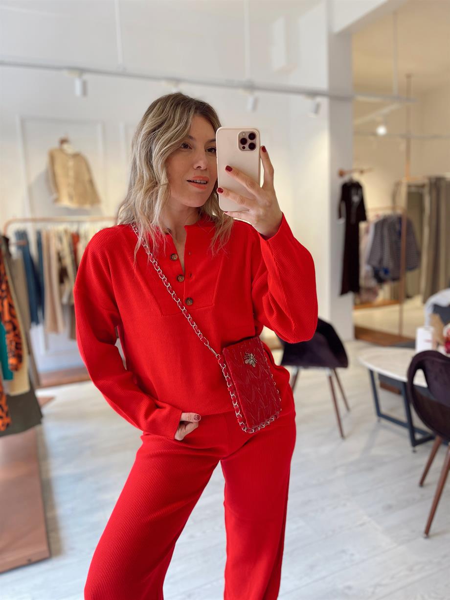 Kırmızı Düğmeli Hakim Yaka Triko Takım