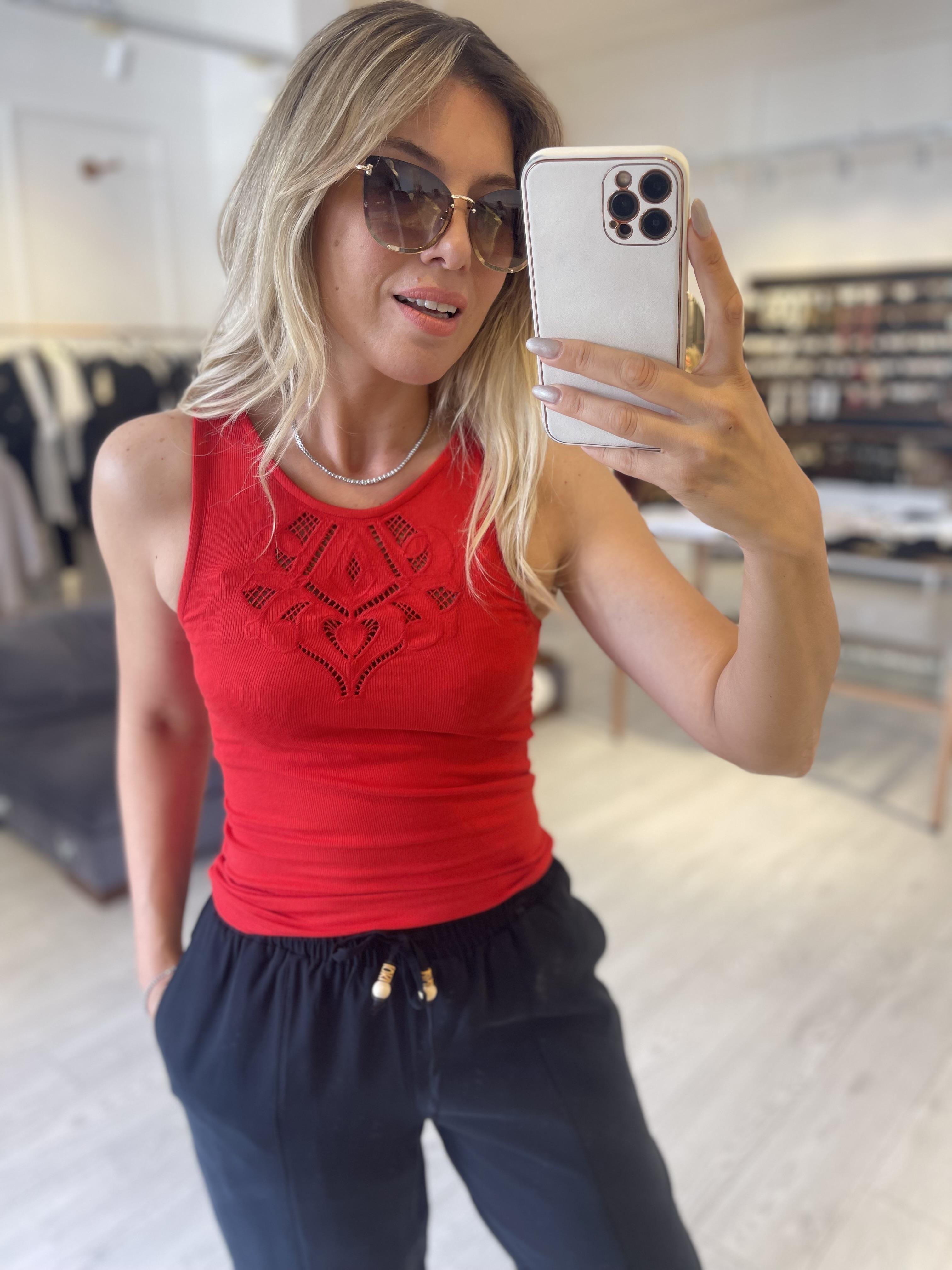 Kırmızı Nakışlı Kolsuz Fitilli Bluz