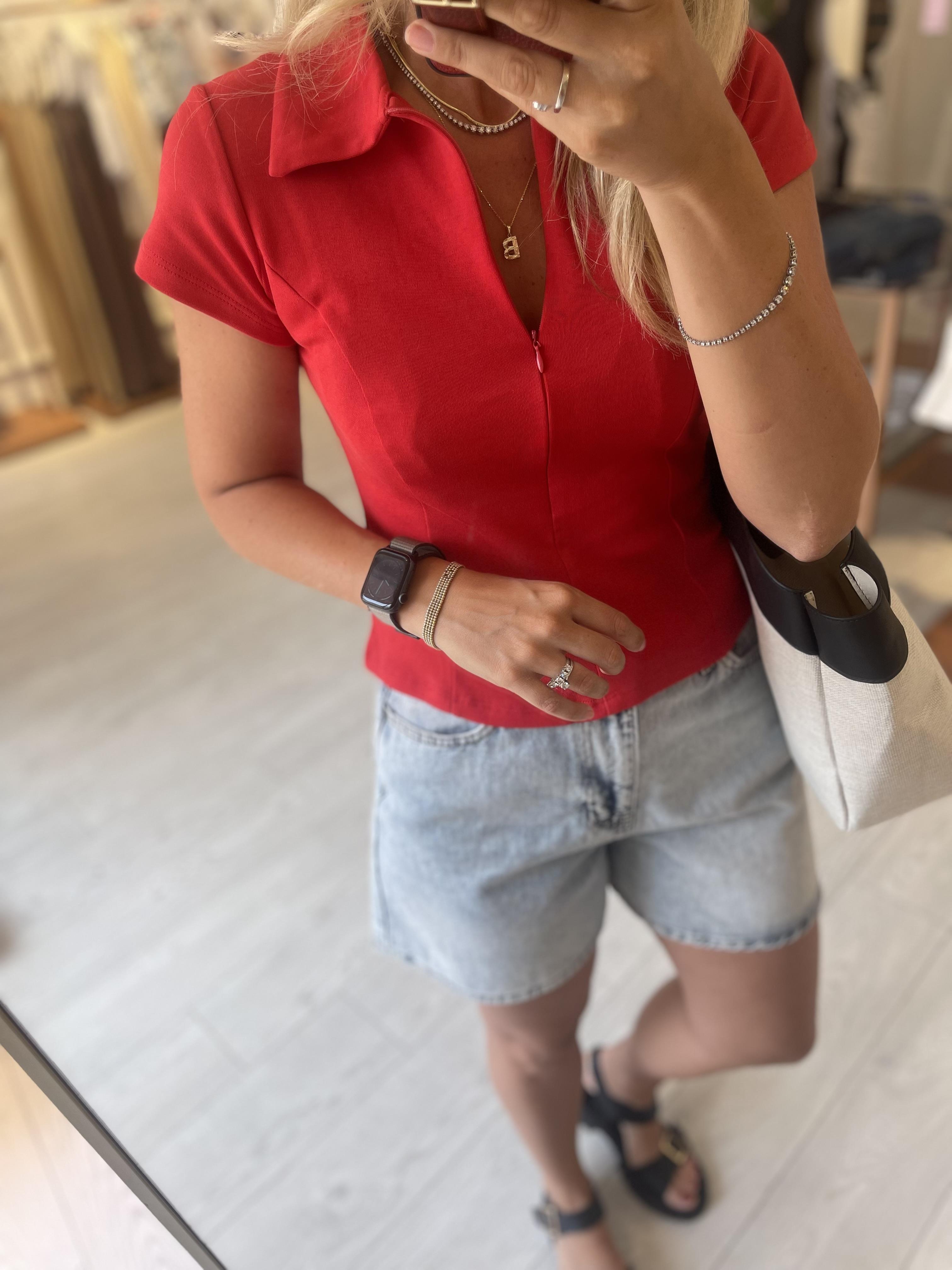 Kırmızı Polo Yaka Fermuarlı Bluz · 2