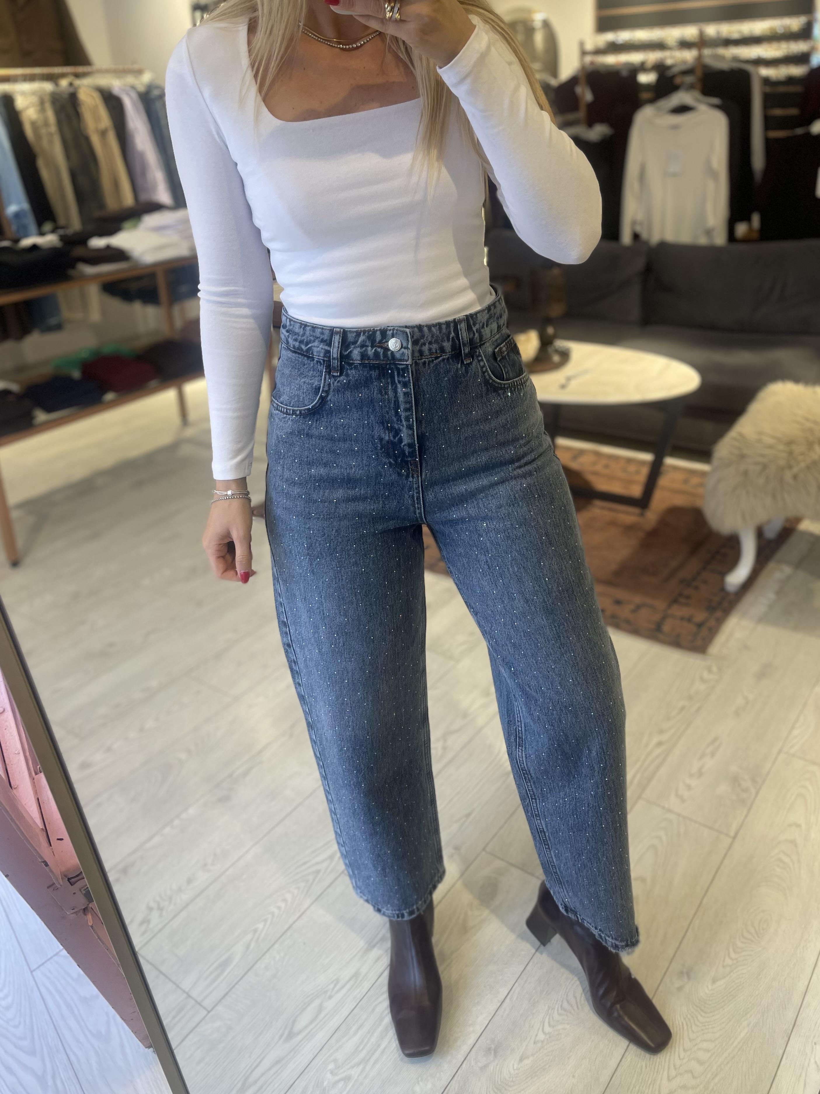 Koyu Mavi Kar Yıkama Kısa Paça Taşlı Jean – Tam Kalıp, Fermuarlı, Düz Desenli Kadın Denim Pantolon