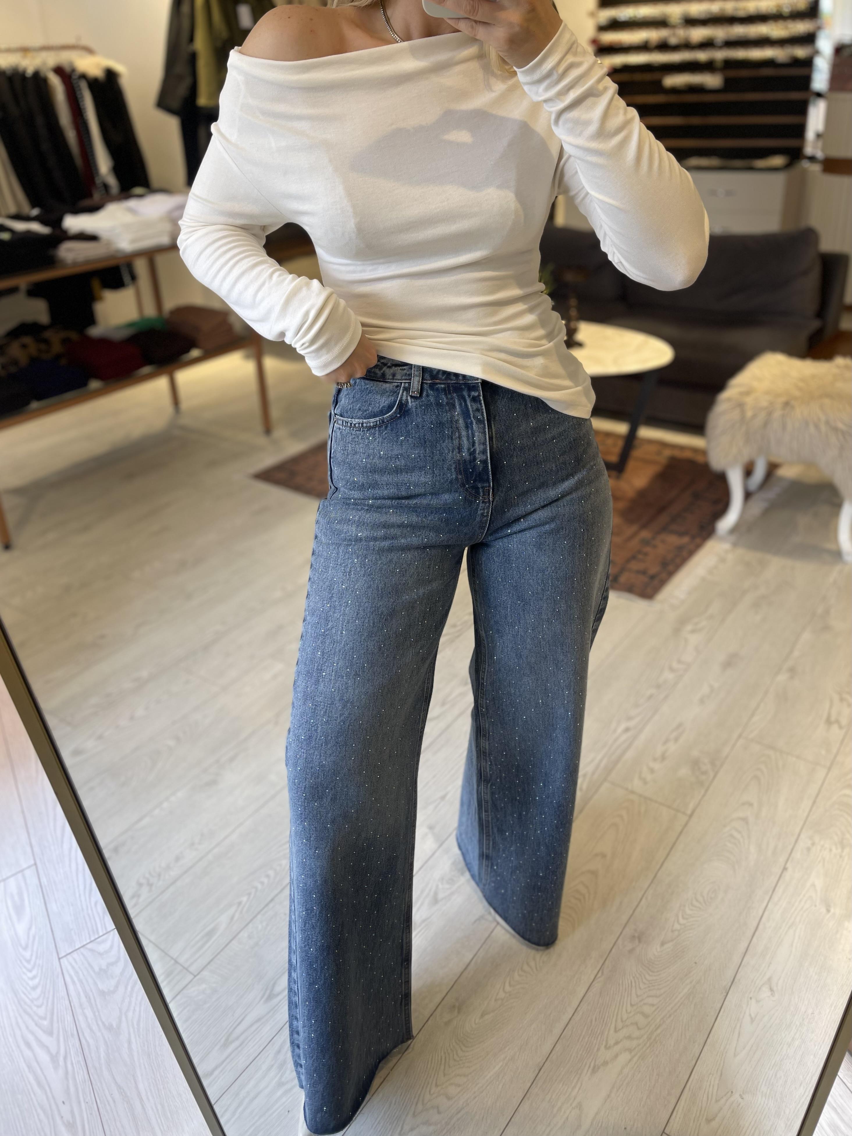 Koyu Mavi Taşlı Kar Yıkama Jean – Tam Kalıp, Fermuarlı, Şık ve Rahat Denim Pantolon