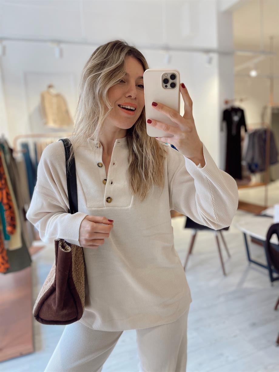 Krem Düğmeli Hakim Yaka Triko Takım