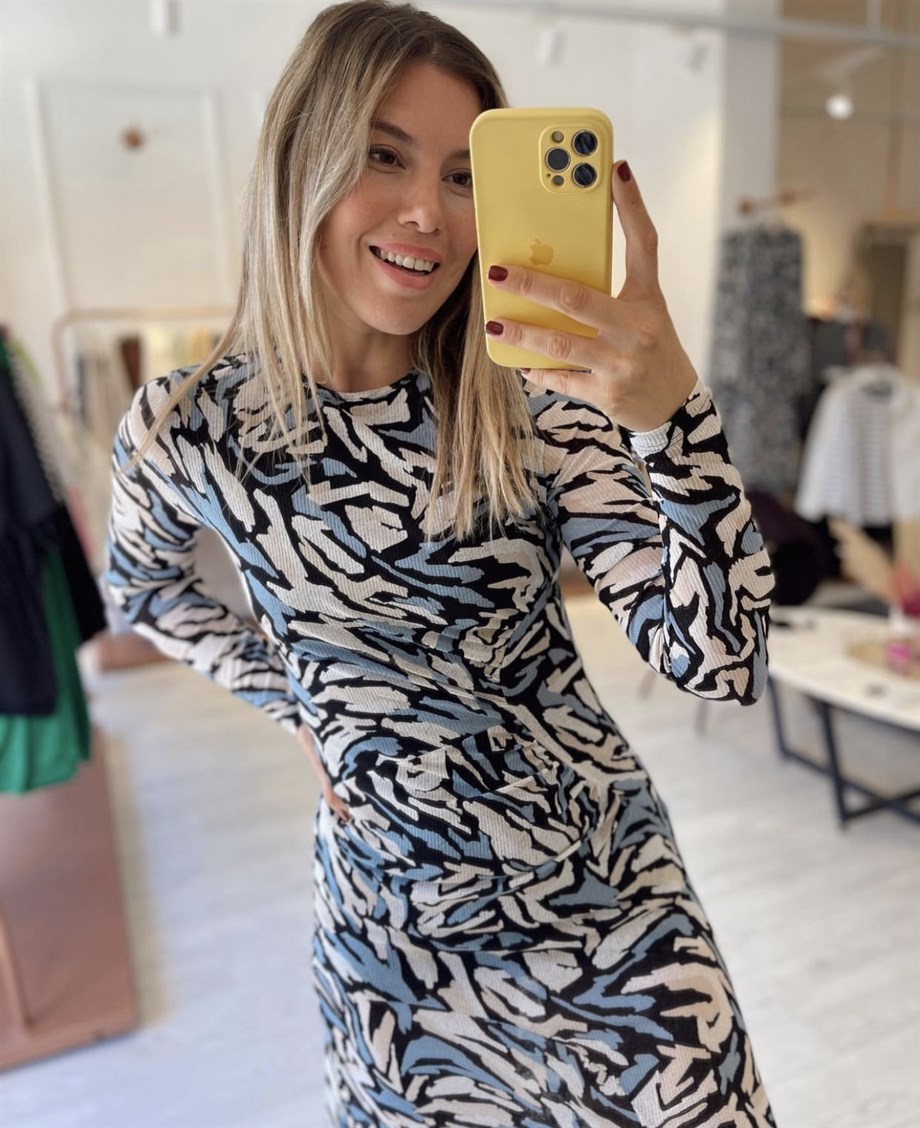 Mavi Desenli Yırtmaçlı Kadın Elbise