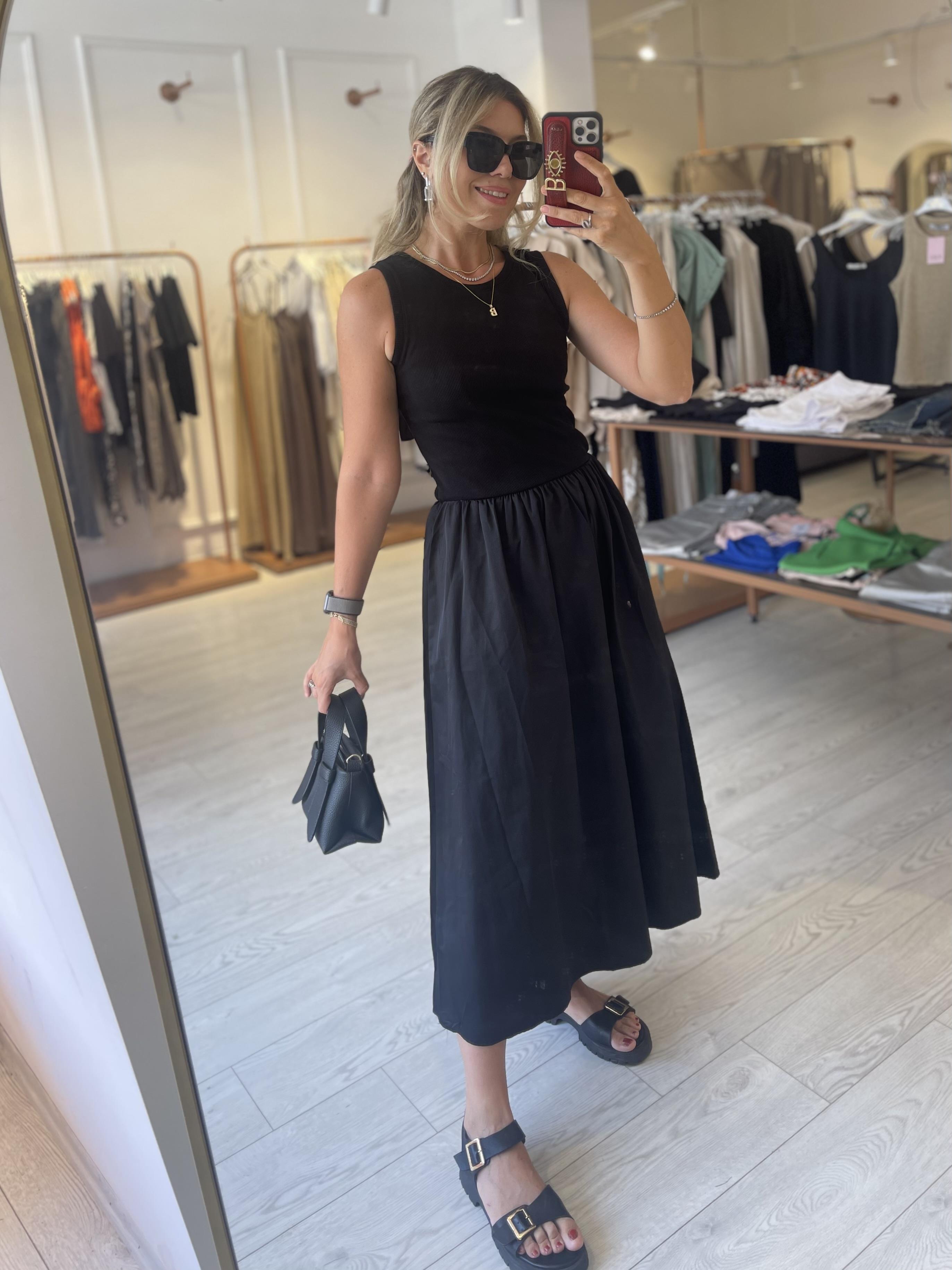 Siyah Bisiklet Yaka Sıfır Kol Elbise