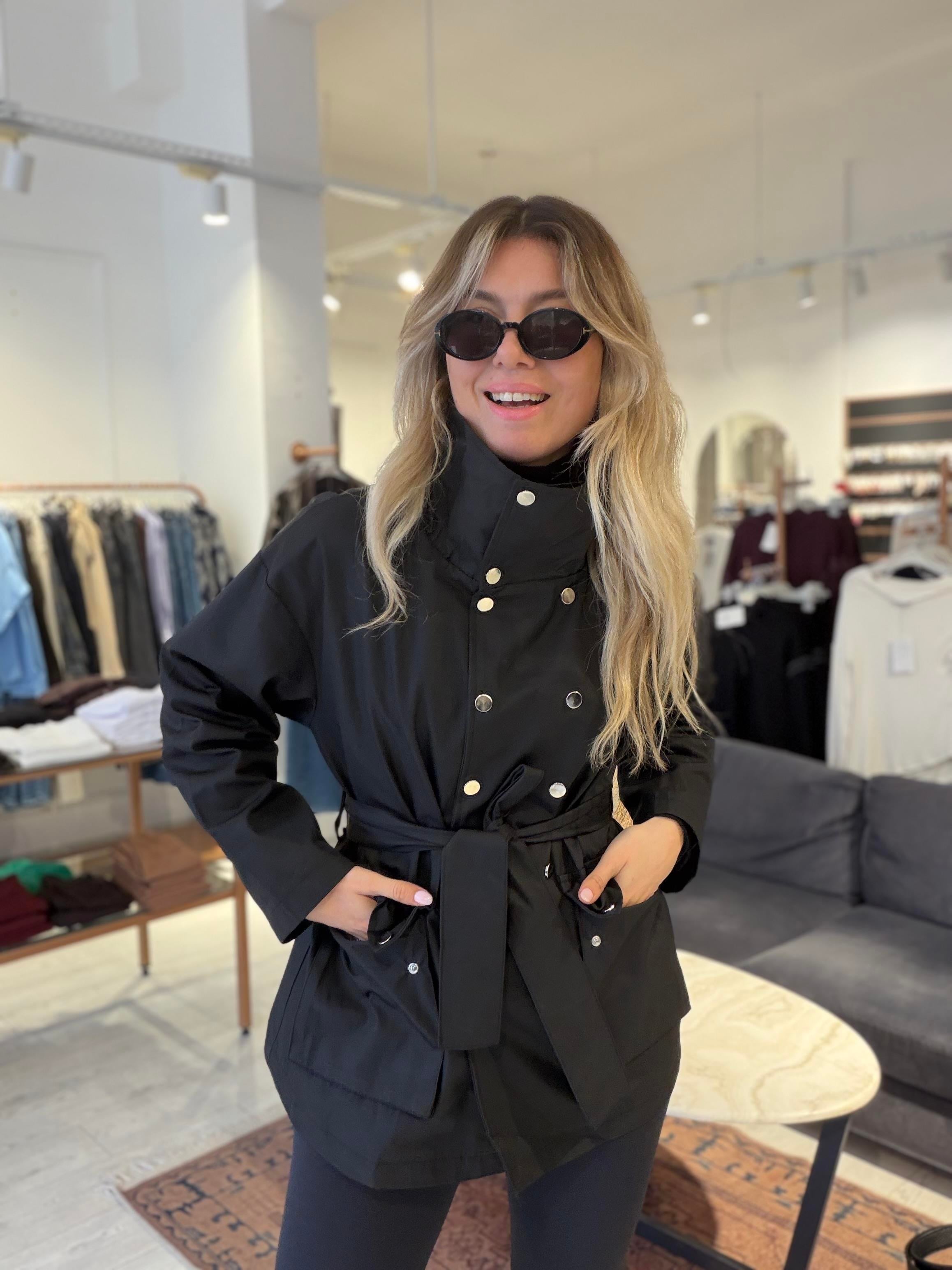 Siyah Çıtçıtlı Su İtici Kumaş Belden Kuşaklı Mont