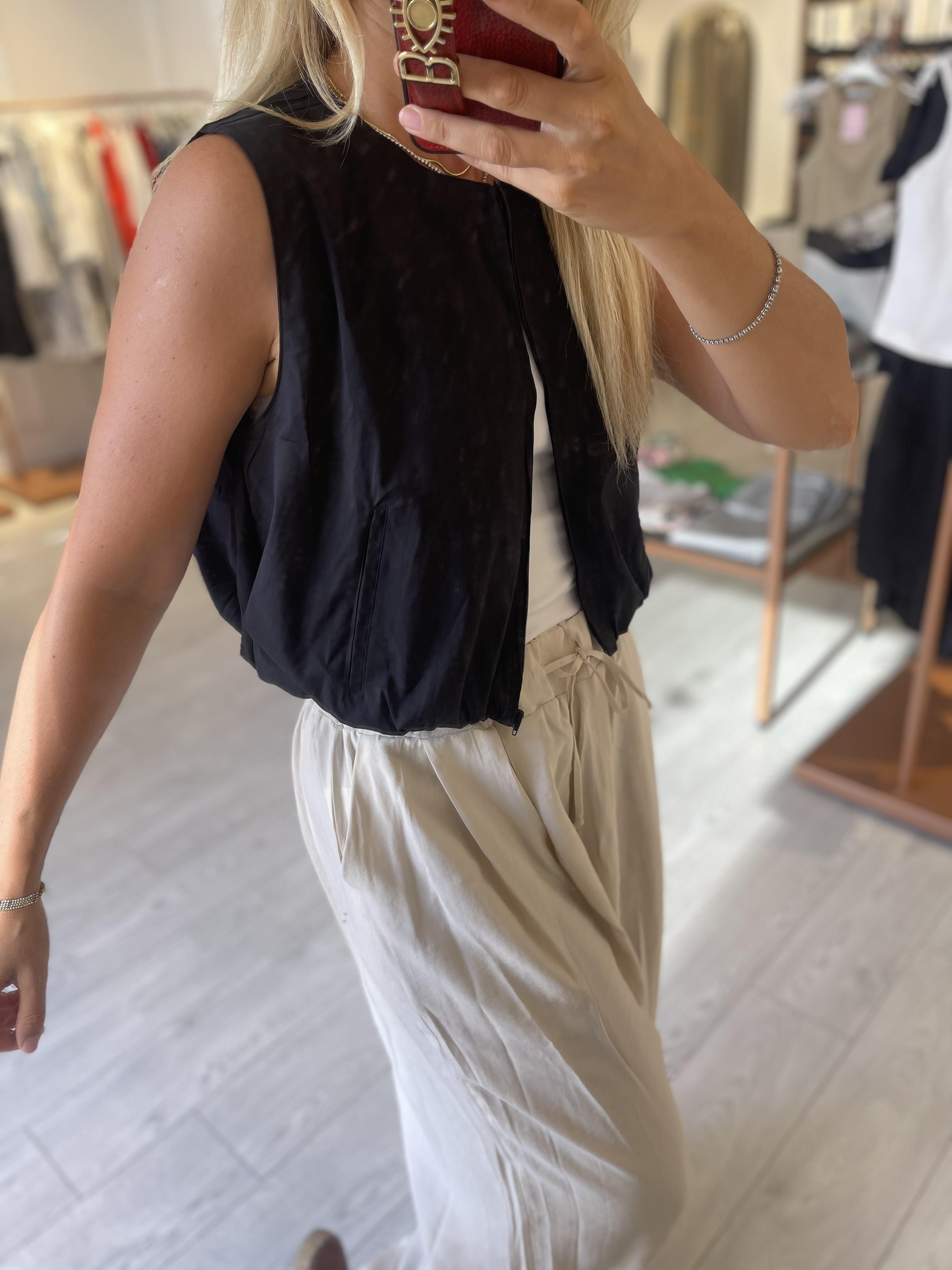 Siyah Fermuarlı Bel Lastikli Mini Yelek · 5