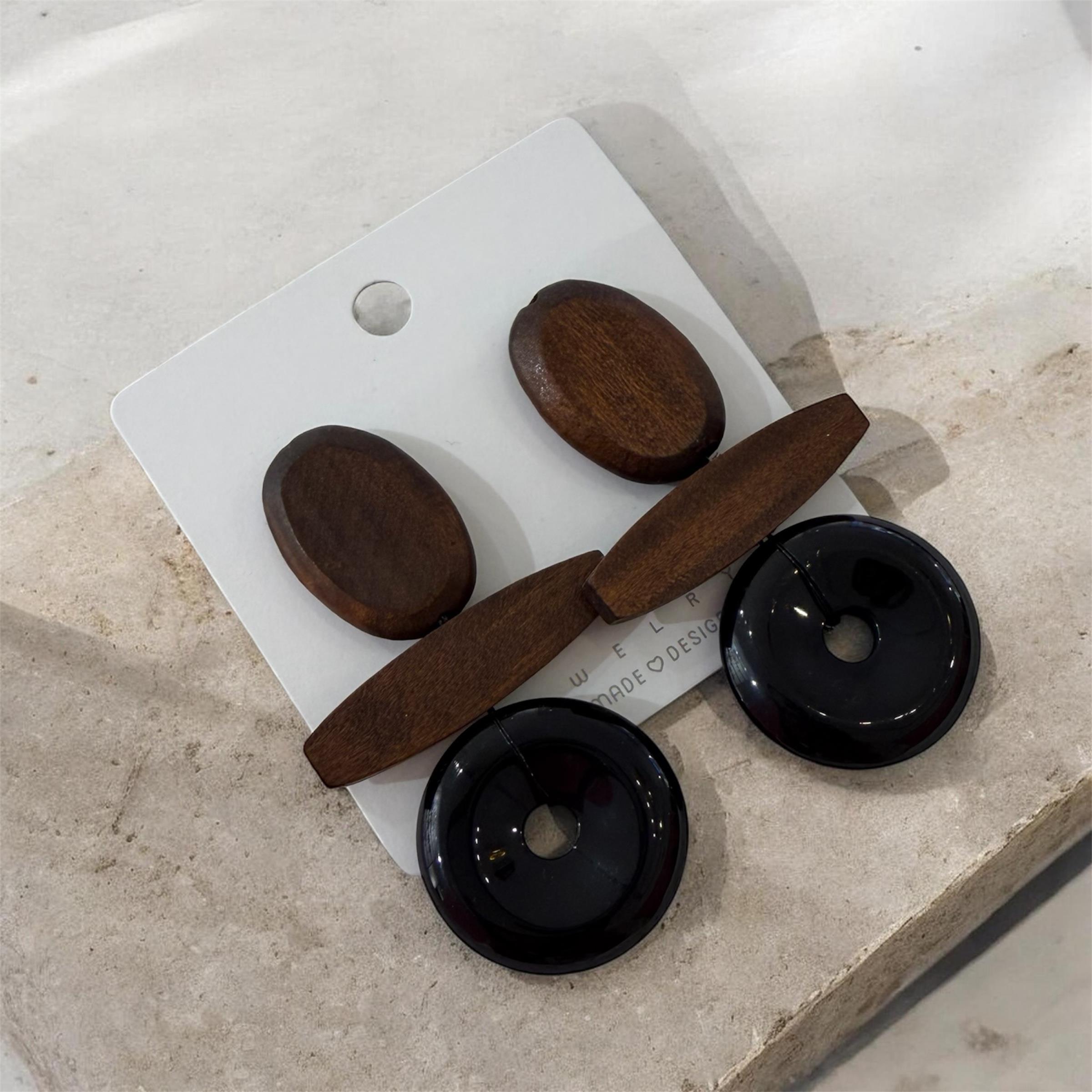 Siyah Halkalı Ahşap Uzun Oval Küpe