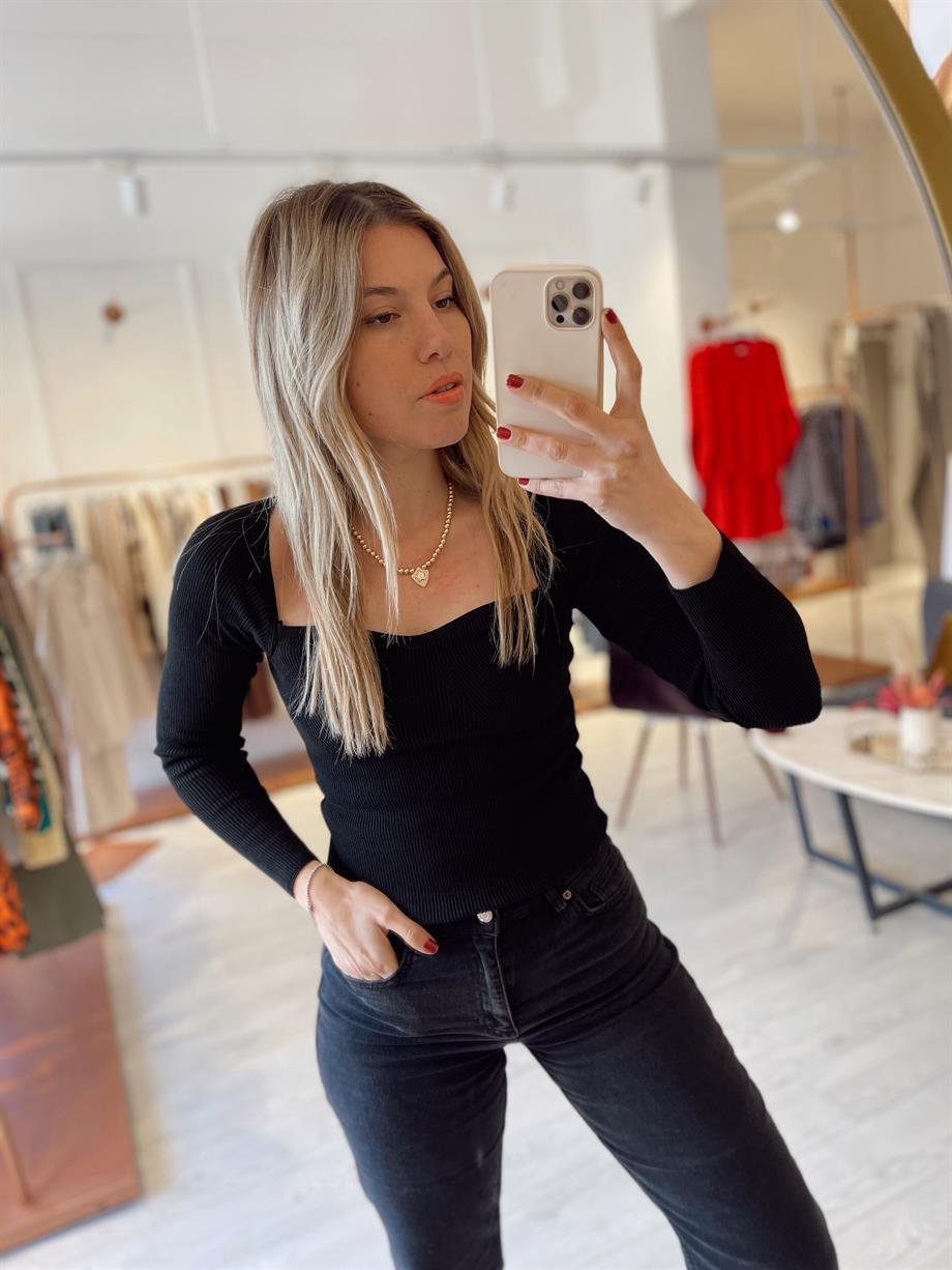 Siyah Kalp Yaka Çelik Triko Bluz