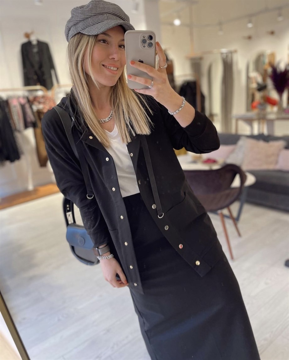 Siyah Kapişonlu Gold Düğmeli Hırka