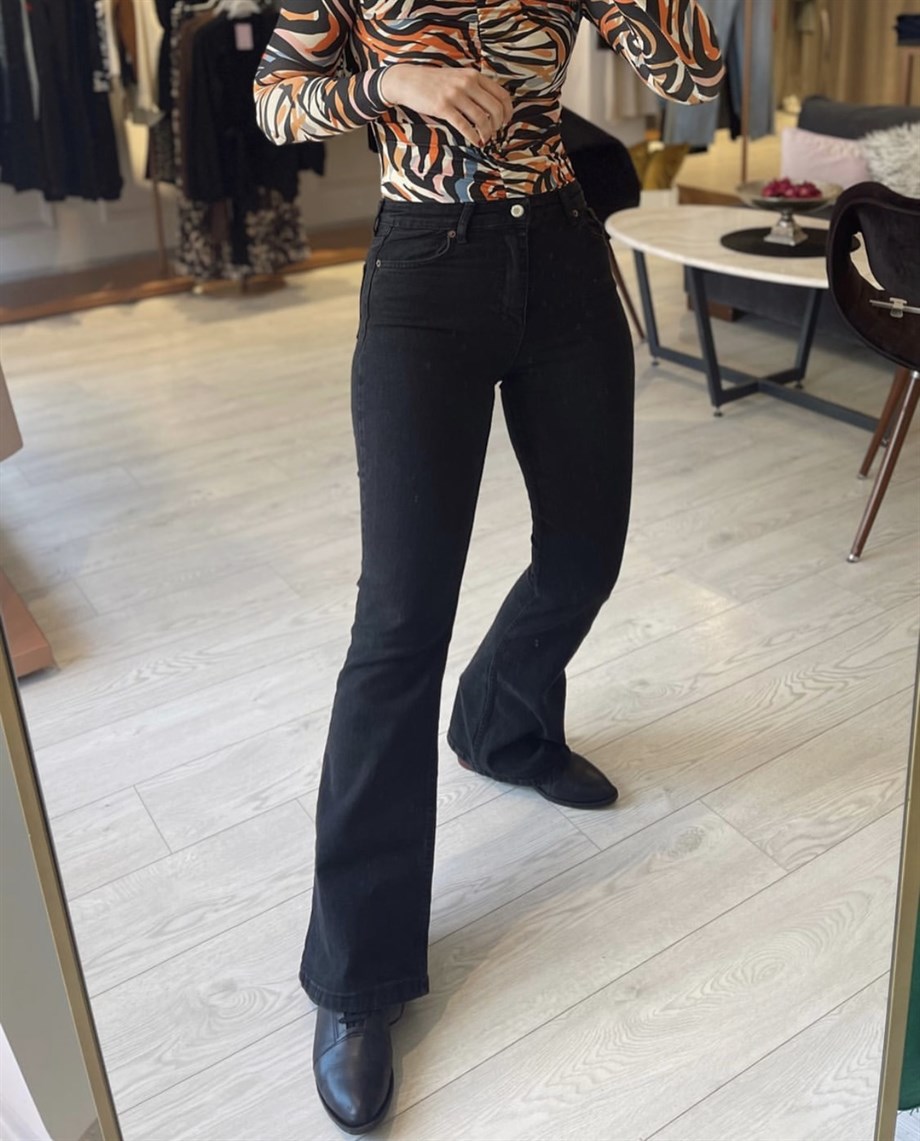 Siyah Likralı İspanyol Paça Jean