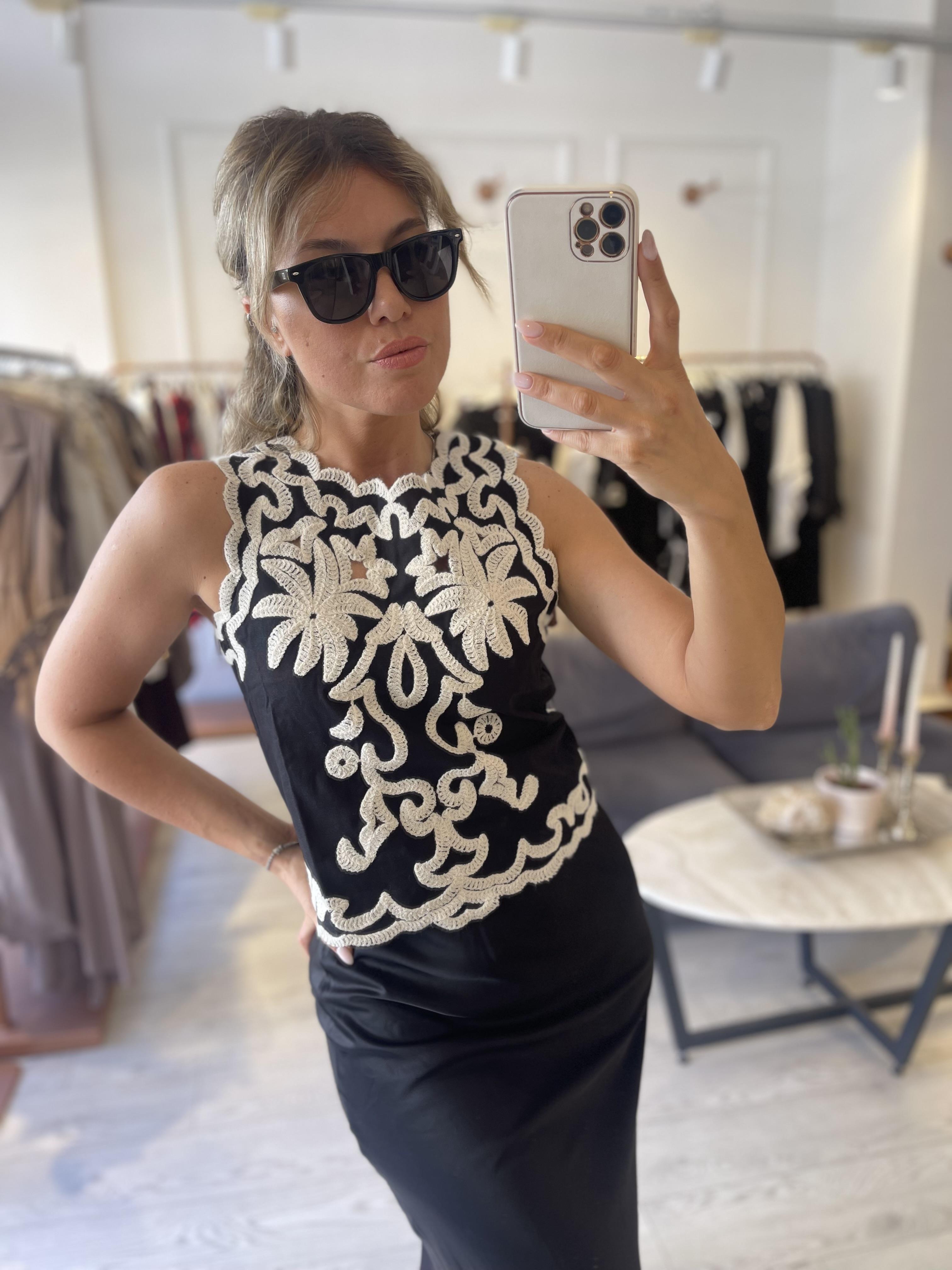 Siyah Nakışlı Bluz