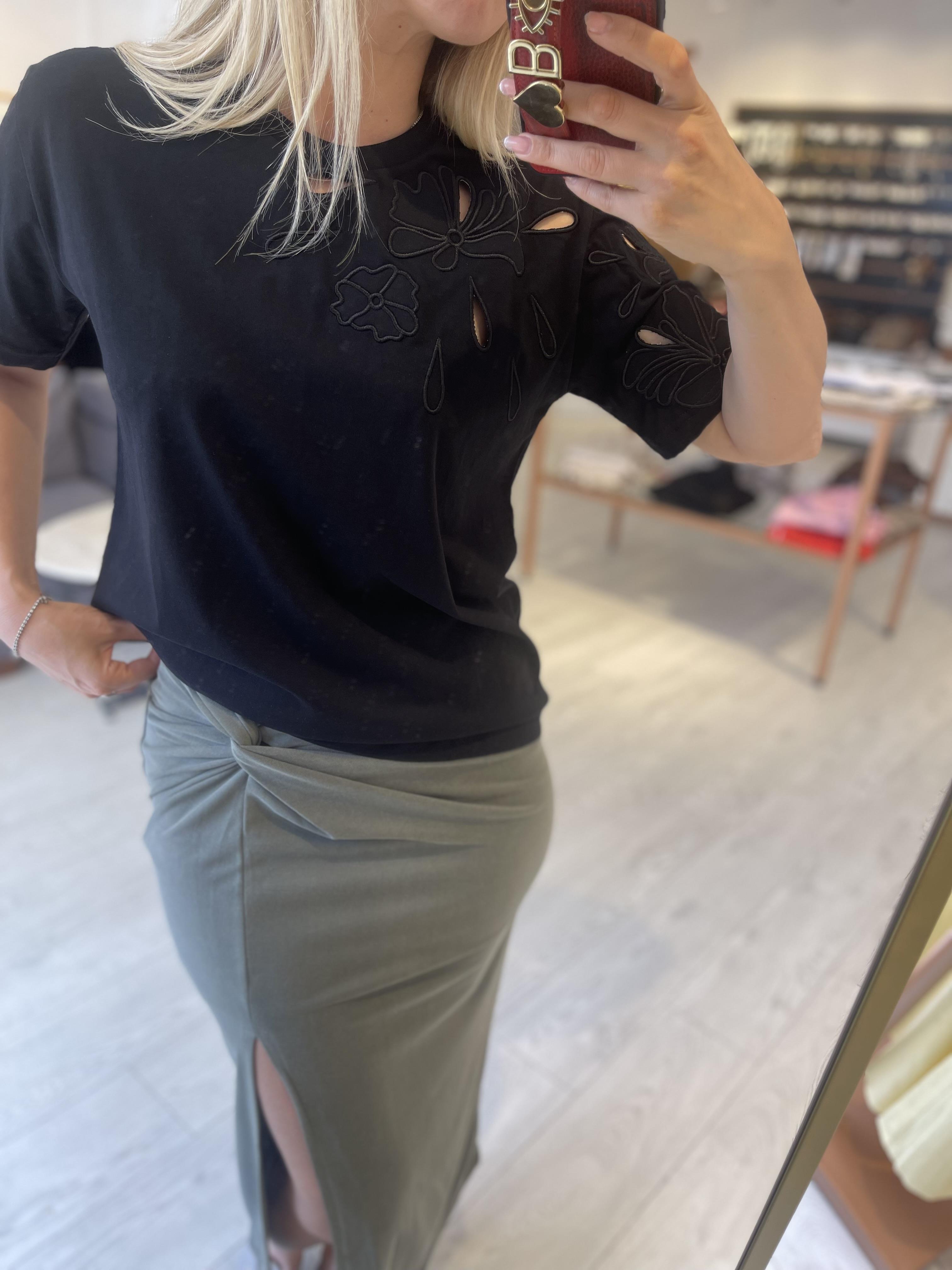 Siyah Nakışlı Tshirt 