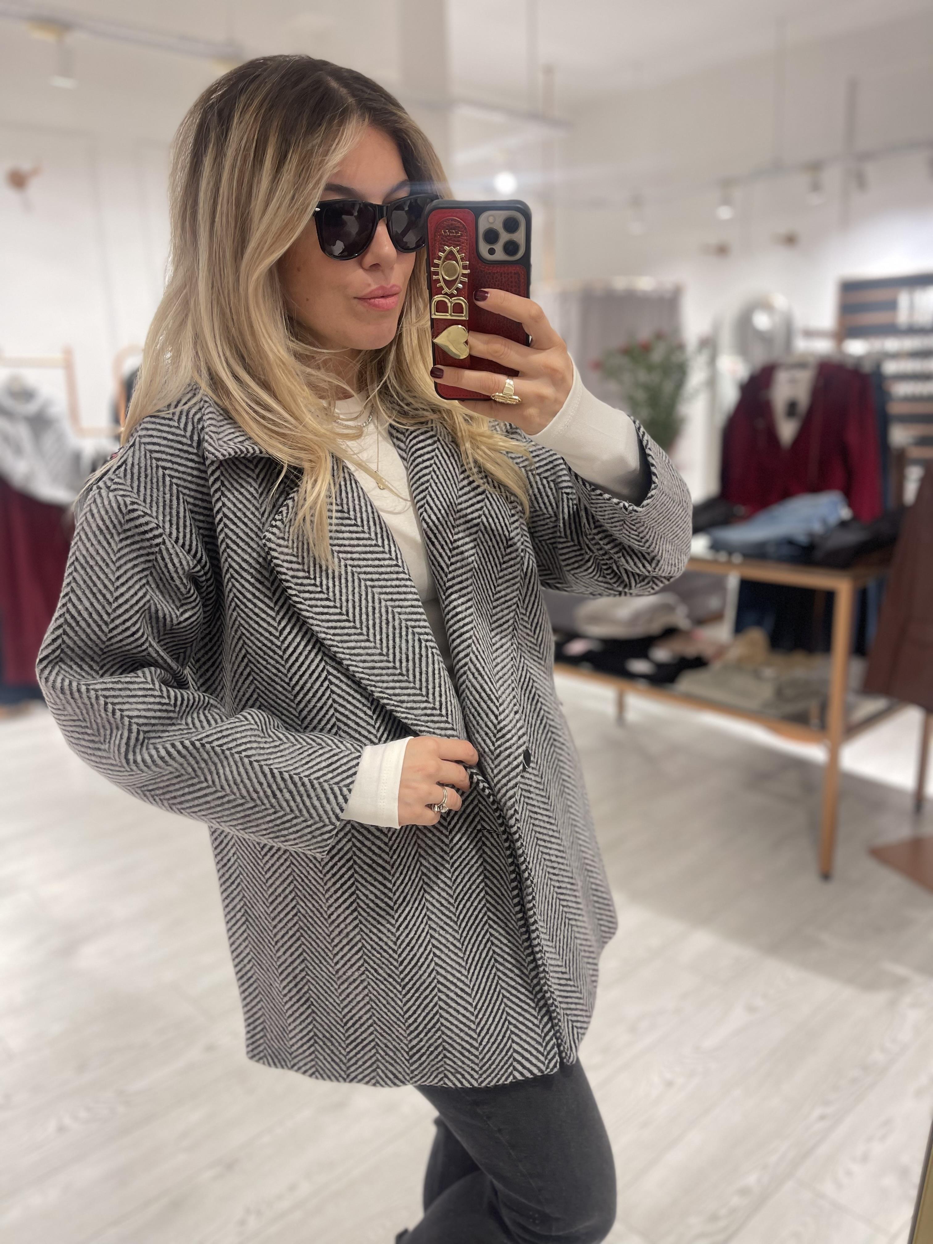 Siyah Oversize Balıksırtı Kaşe Kaban · 3