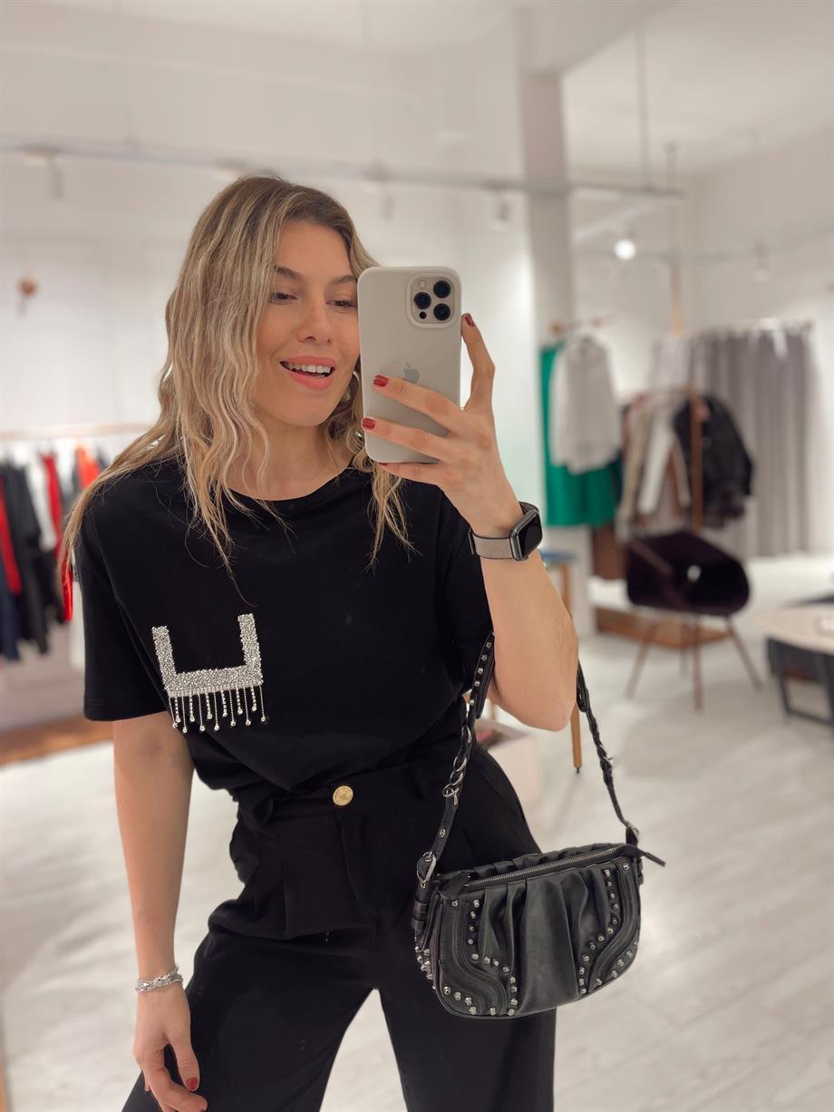 Siyah Taşlı Cep Detaylı Tshirt